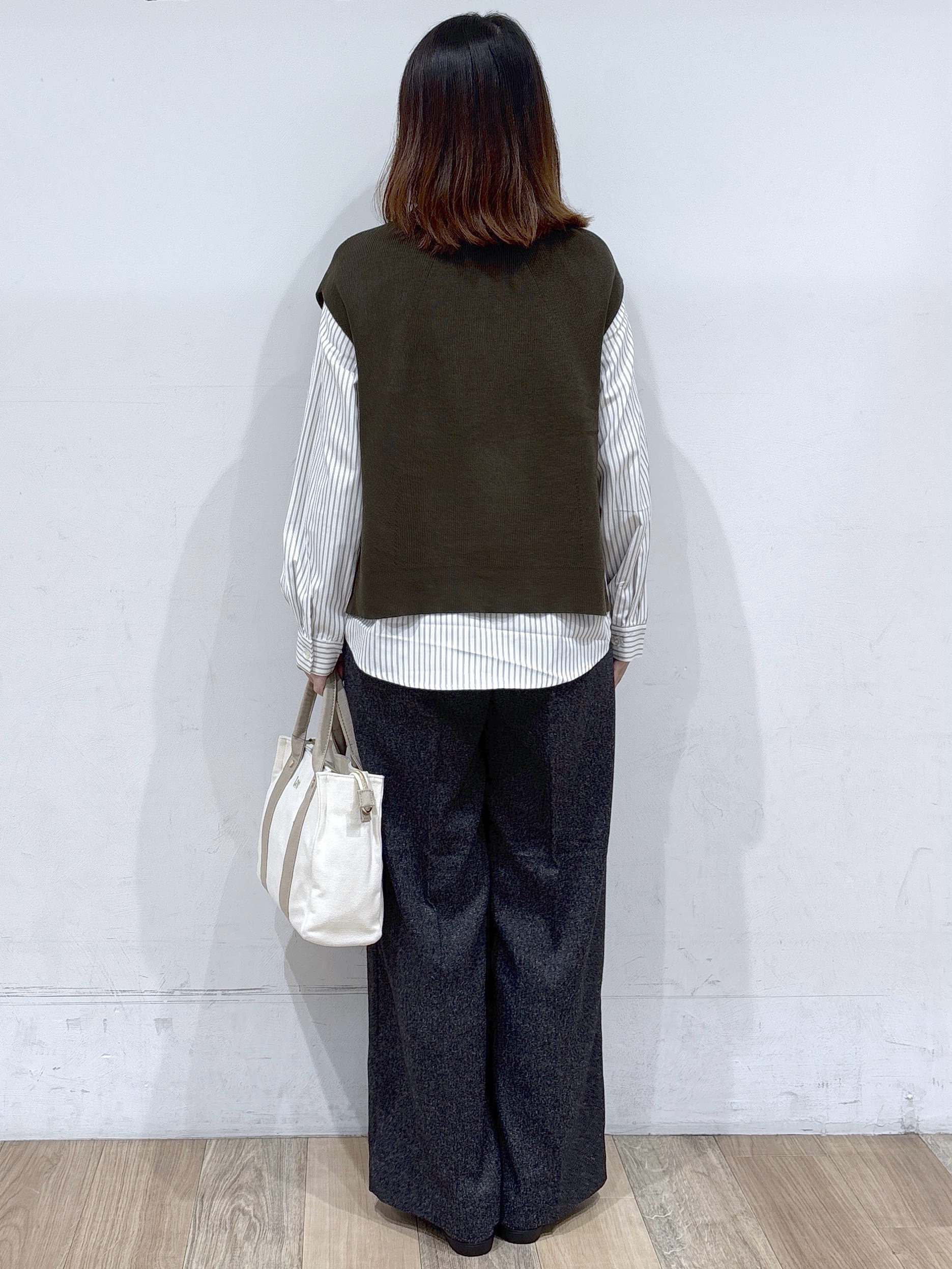 るーさんの「grove｜【2点セット/時短・着回し】着るだけでコーデが完成 ニットベスト&times;シャツ」を使ったコーディネート