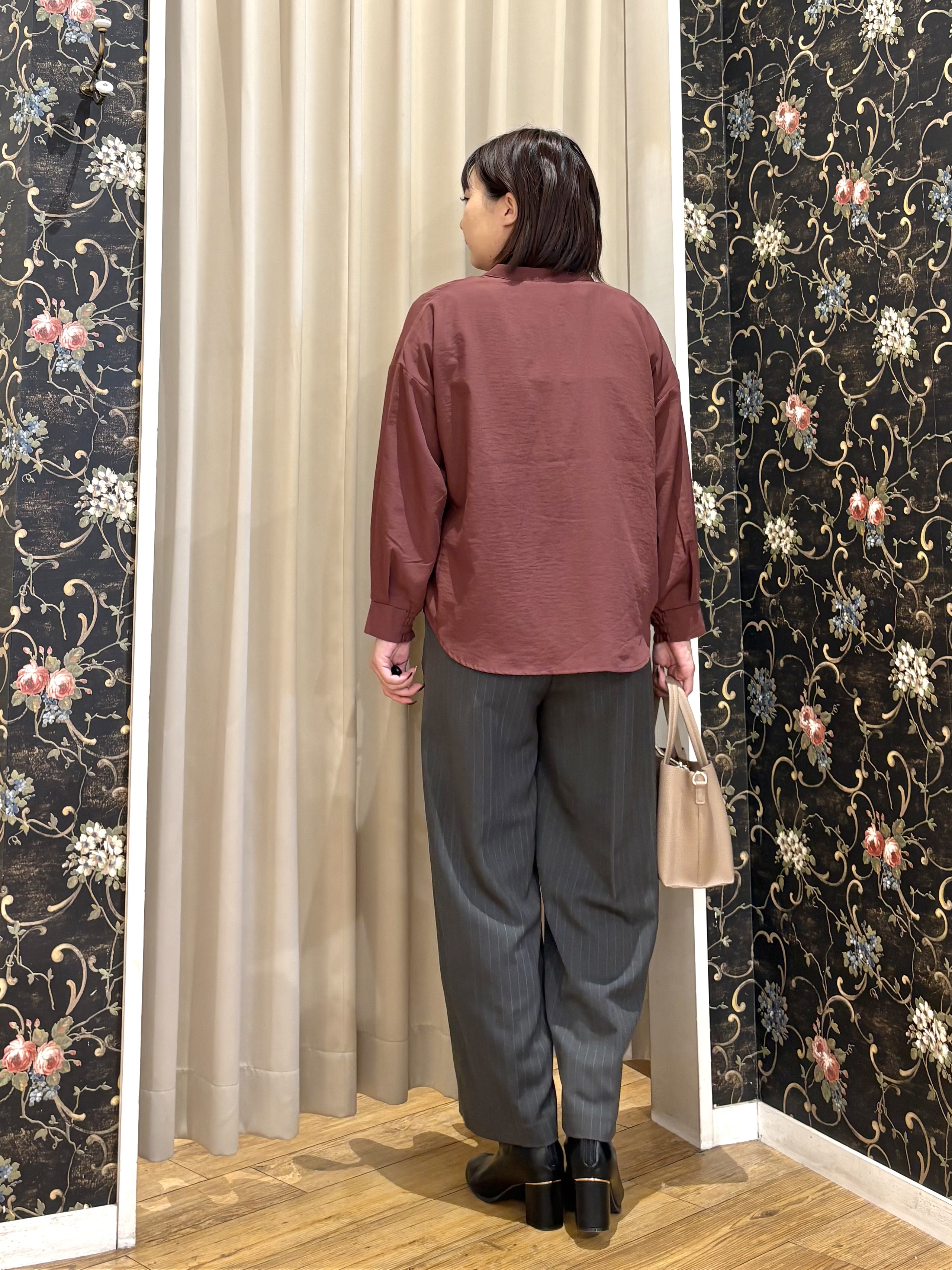 ネリさんの「SHOO･LA･RUE｜【洗濯後しわになりにくい/S-LL】こなれ見え ゆるっと キーネック金ボタンポケットシャツ」を使ったコーディネート