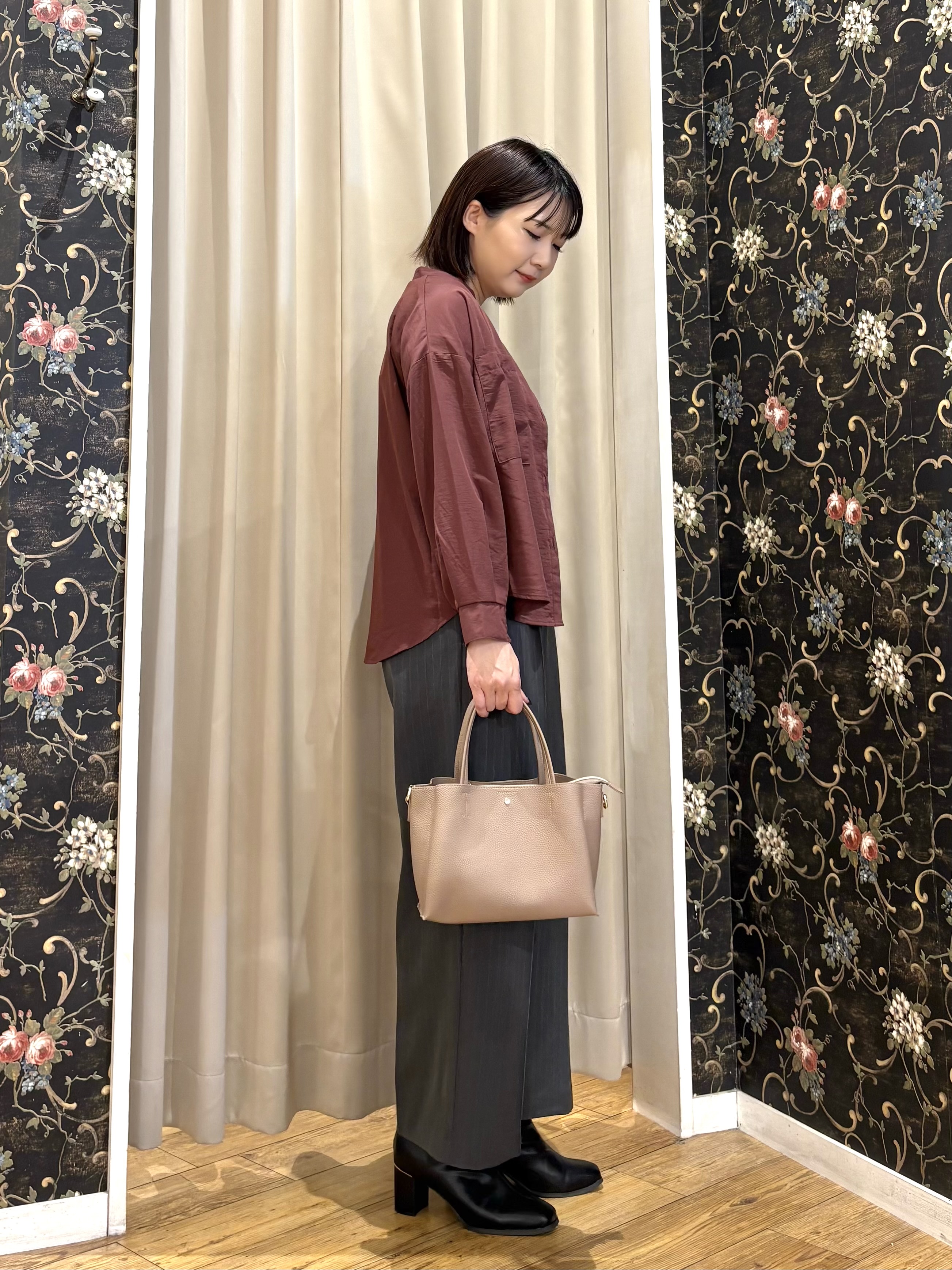 ネリさんの「SHOO･LA･RUE｜【洗濯後しわになりにくい/S-LL】こなれ見え ゆるっと キーネック金ボタンポケットシャツ」を使ったコーディネート