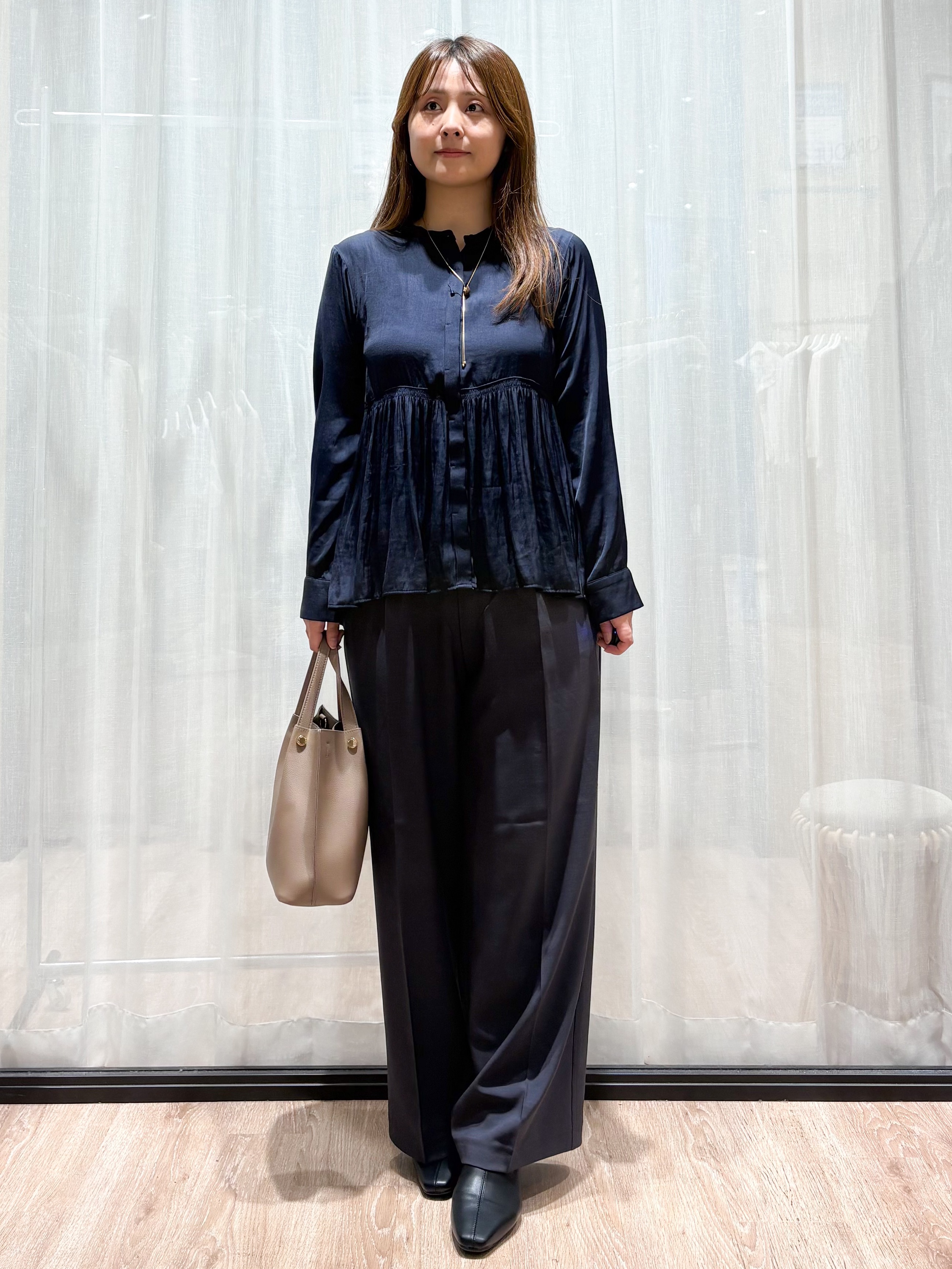 かなさんの「OPAQUE.CLIP｜ヴィンテージサテン ペプラムブラウス【洗濯機OK】」を使ったコーディネート