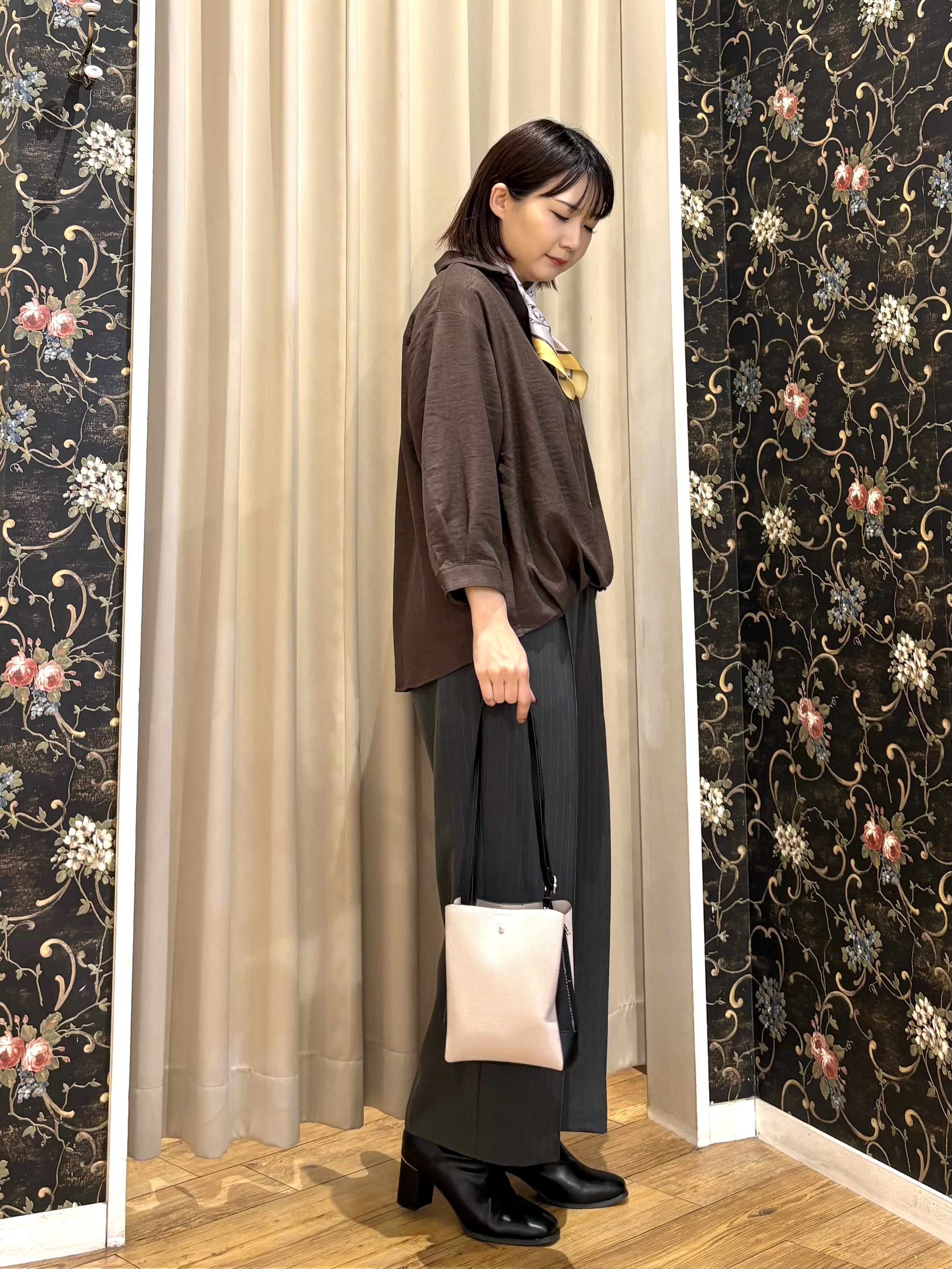 ネリさんの「SHOO･LA･RUE｜【洗濯後しわになりにくい/インしてる風】1枚で着映える裾タックシャツ」を使ったコーディネート