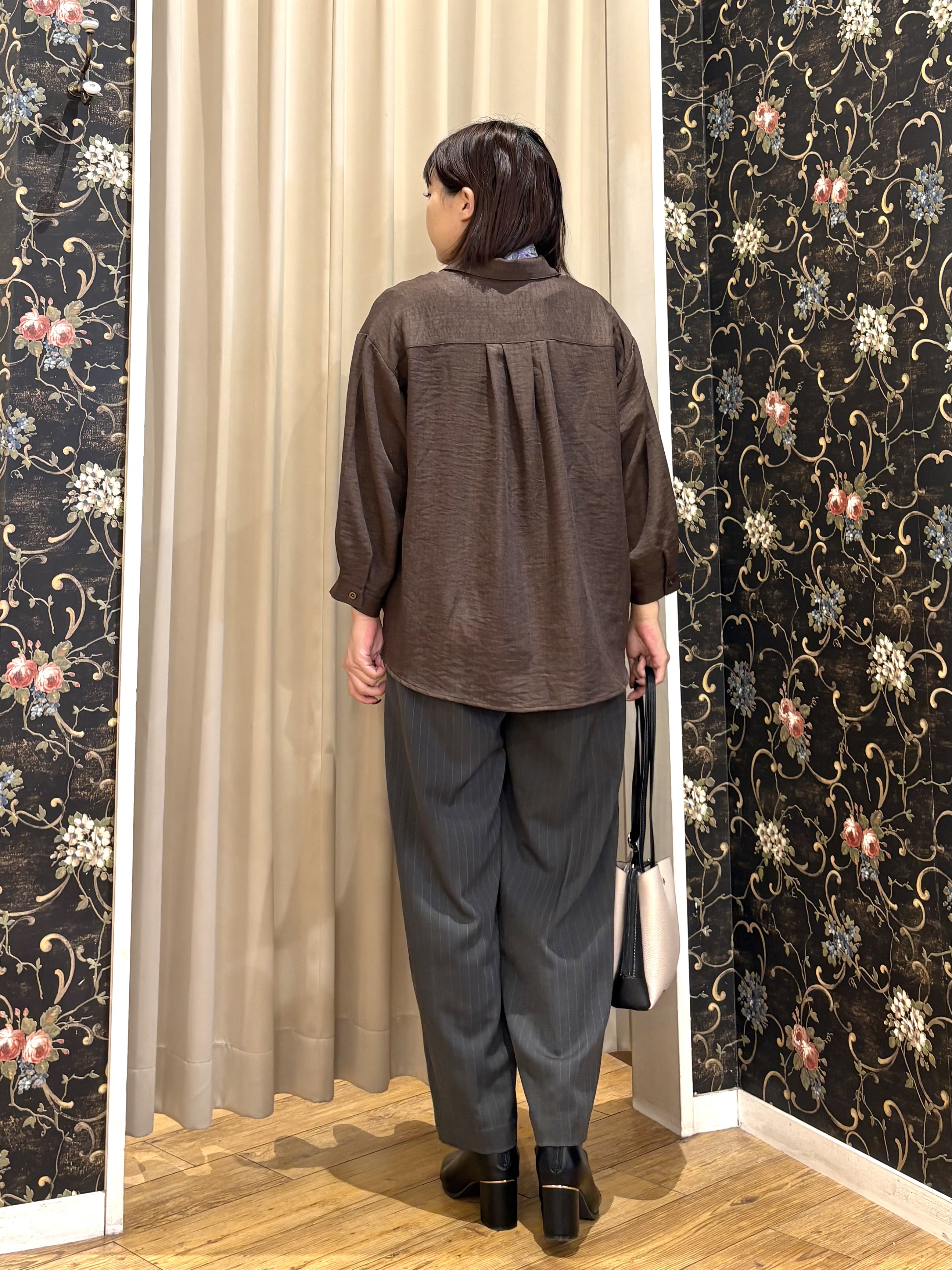ネリさんの「SHOO･LA･RUE｜【洗濯後しわになりにくい/インしてる風】1枚で着映える裾タックシャツ」を使ったコーディネート