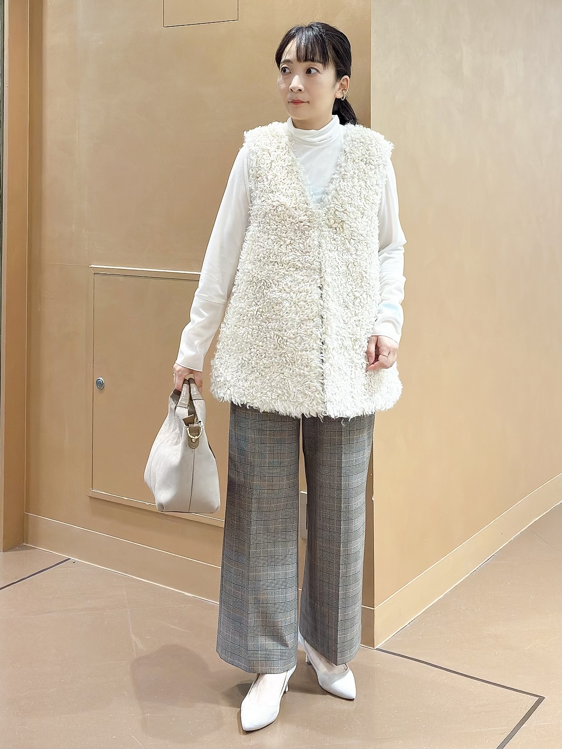 hattoriさんの「INDIVI｜【レイヤード／袖口シアー／日本製】ベロアジャージトップス」を使ったコーディネート
