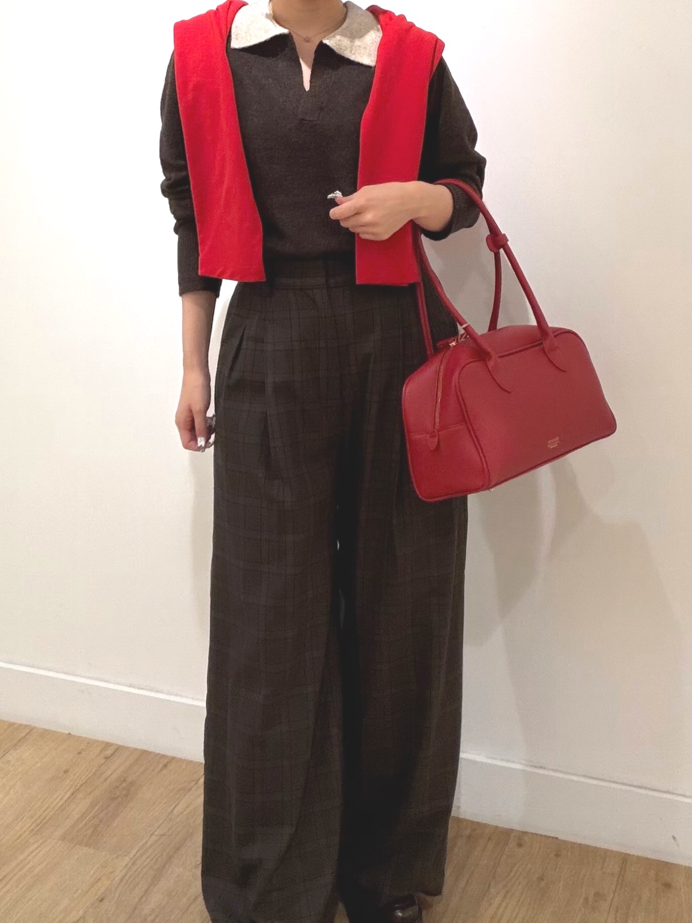 秦美里さんの「Dessin｜【洗える/チクチクしにくい】モヘヤライク バイカラースキッパーポロニット」を使ったコーディネート
