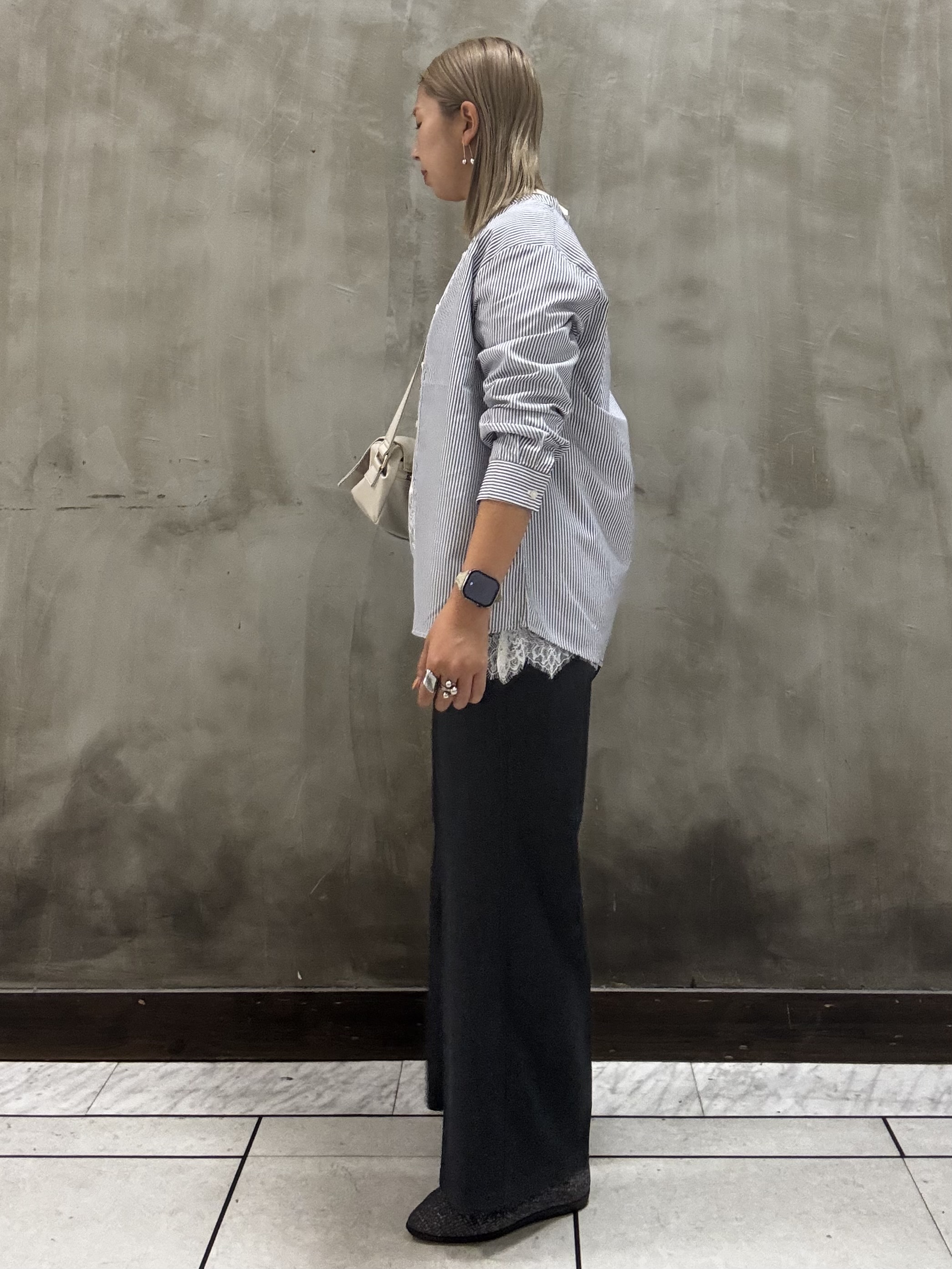 minaさんの「grove｜【時短・着回し】ニットベスト&times;シャツSET」を使ったコーディネート