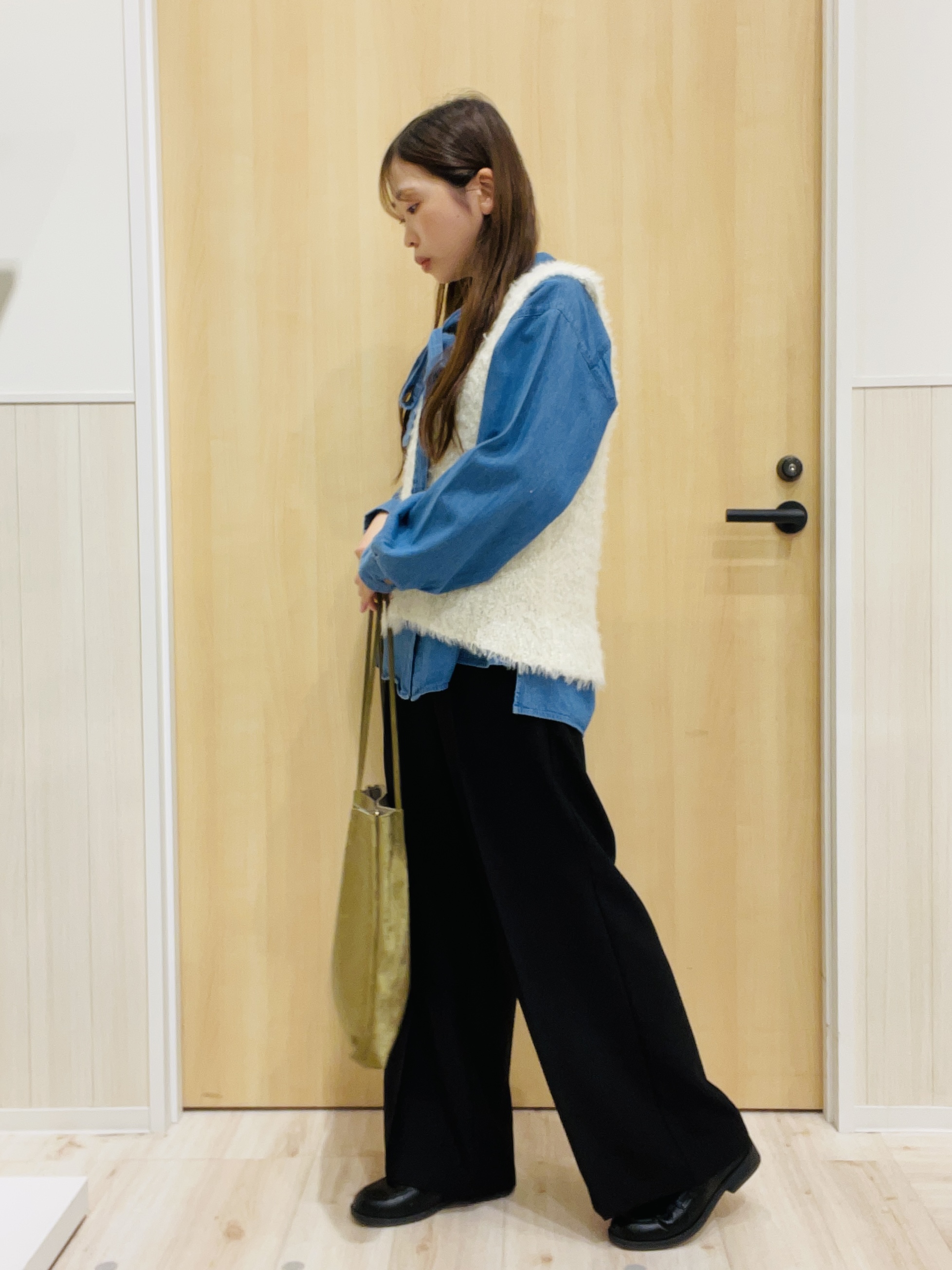 minamiさんの「SHOO･LA･RUE｜【洗濯機可】重ねるだけで華やかに。ポンポンシャギーベスト」を使ったコーディネート