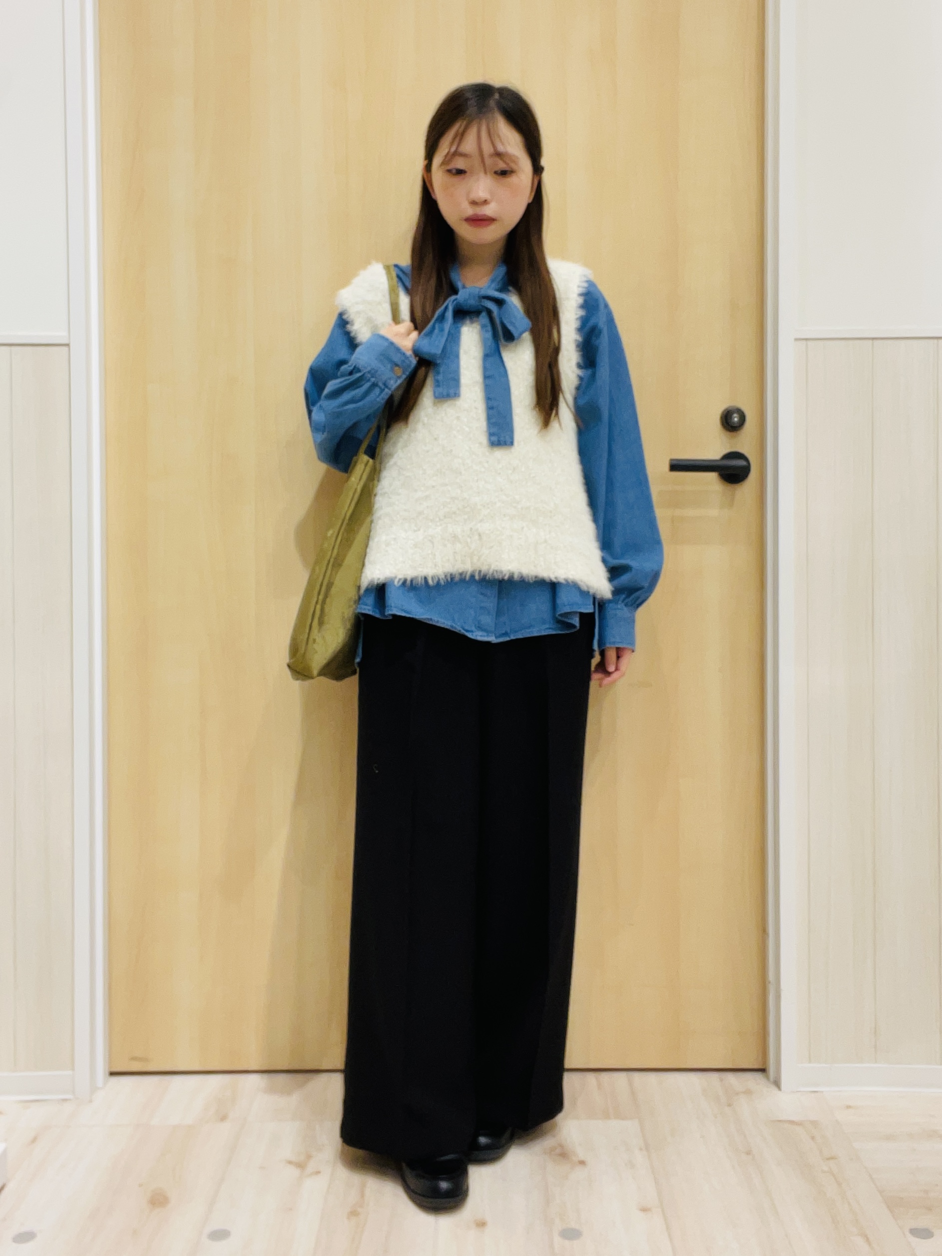 minamiさんの「SHOO･LA･RUE｜【洗濯機可】重ねるだけで華やかに。ポンポンシャギーベスト」を使ったコーディネート