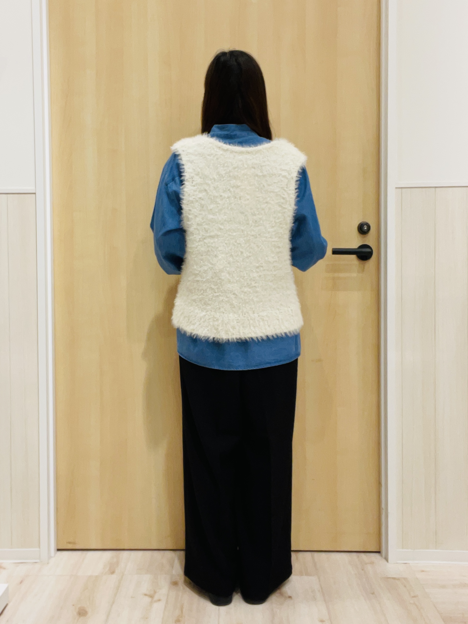 minamiさんの「SHOO･LA･RUE｜【洗濯機可】重ねるだけで華やかに。ポンポンシャギーベスト」を使ったコーディネート