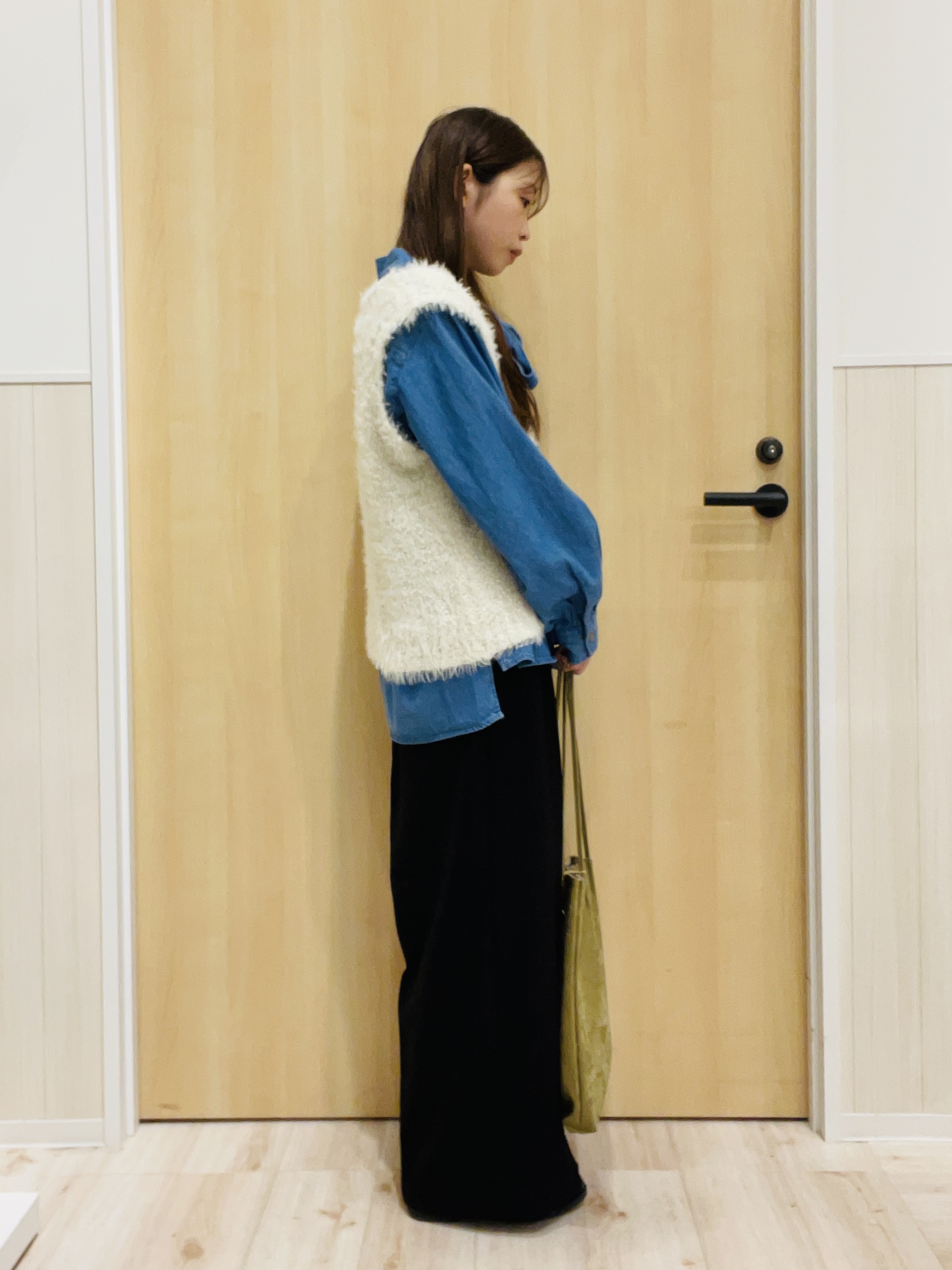 minamiさんの「SHOO･LA･RUE｜【洗濯機可】重ねるだけで華やかに。ポンポンシャギーベスト」を使ったコーディネート