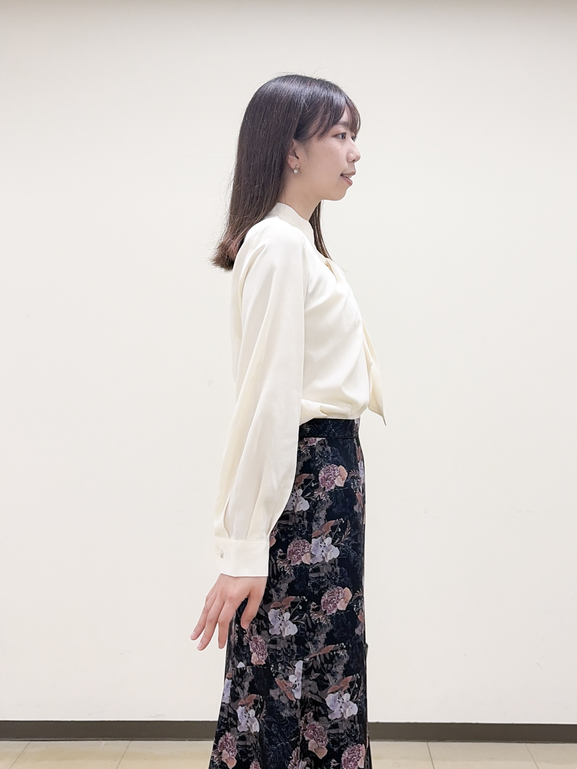 yurinaさんの「index｜ゴールドモチーフ付きボウタイブラウス【洗濯機OK／イージーアイロン】」を使ったコーディネート