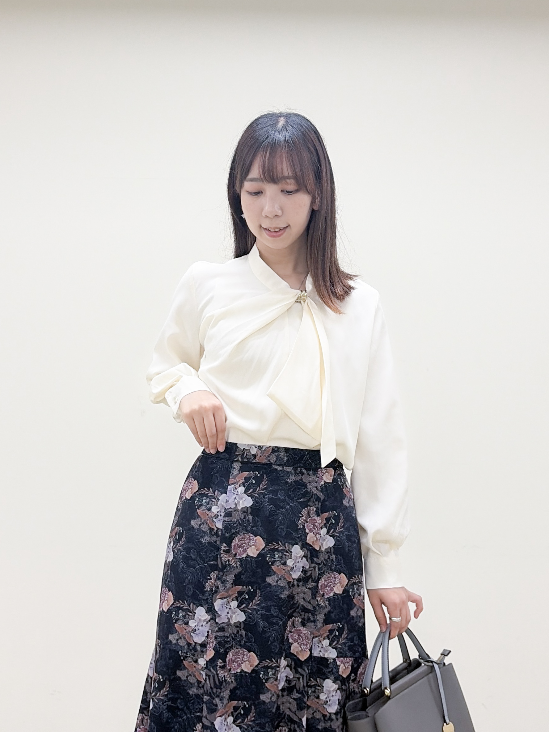 yurinaさんの「index｜ゴールドモチーフ付きボウタイブラウス【洗濯機OK／イージーアイロン】」を使ったコーディネート