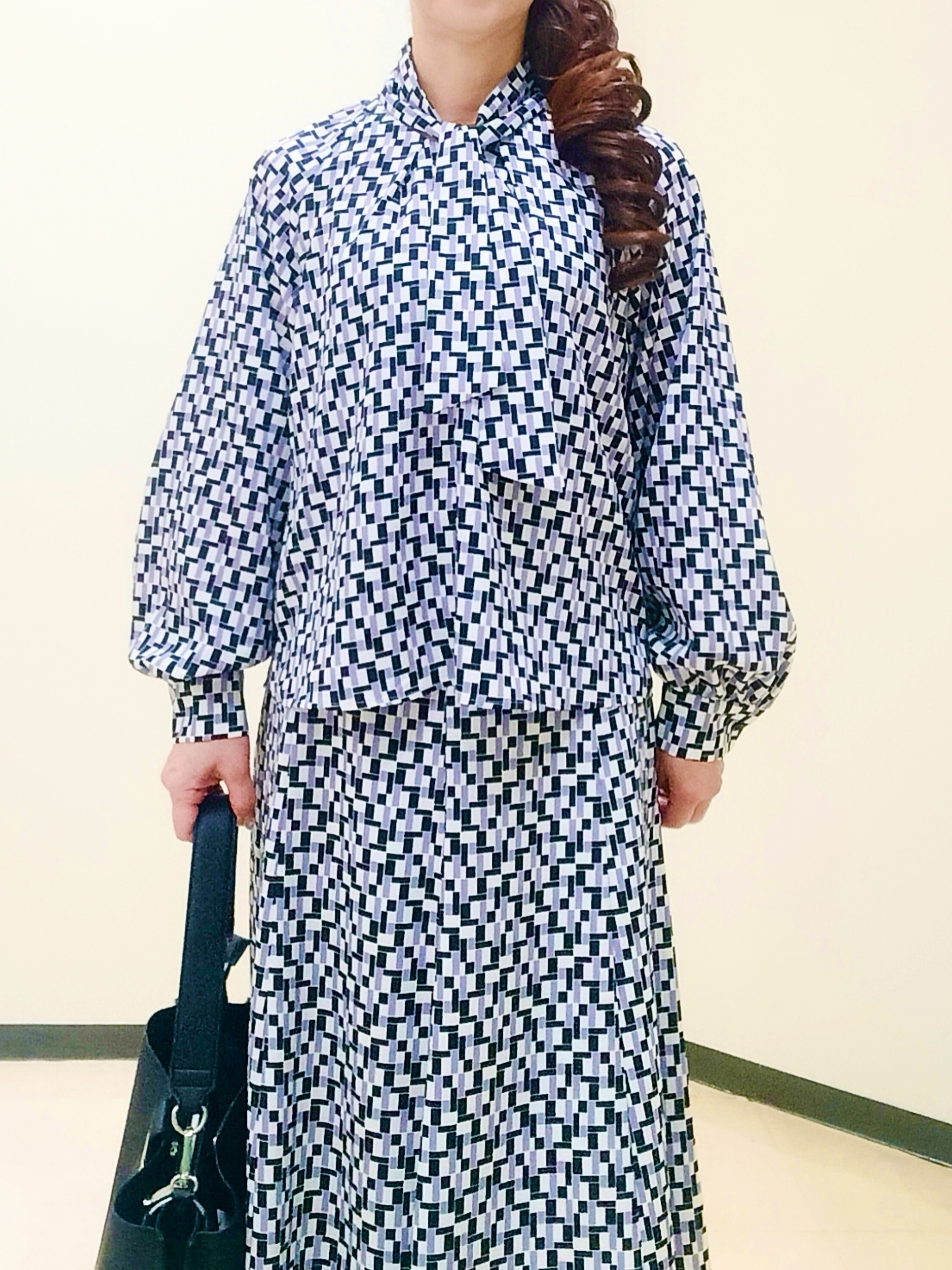 花さんの「Reflect｜【SS-4Lサイズ／セットアップ】幾何柄プリント ボウタイデザインブラウス」を使ったコーディネート