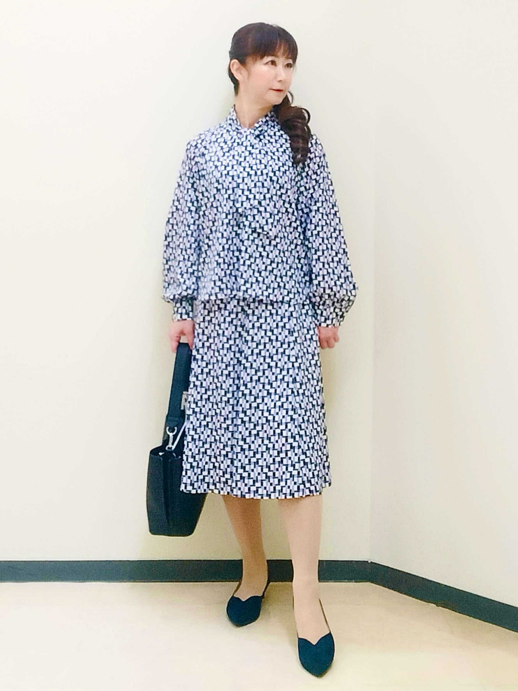花さんの「Reflect｜【SS-4Lサイズ／セットアップ】幾何柄プリント ボウタイデザインブラウス」を使ったコーディネート