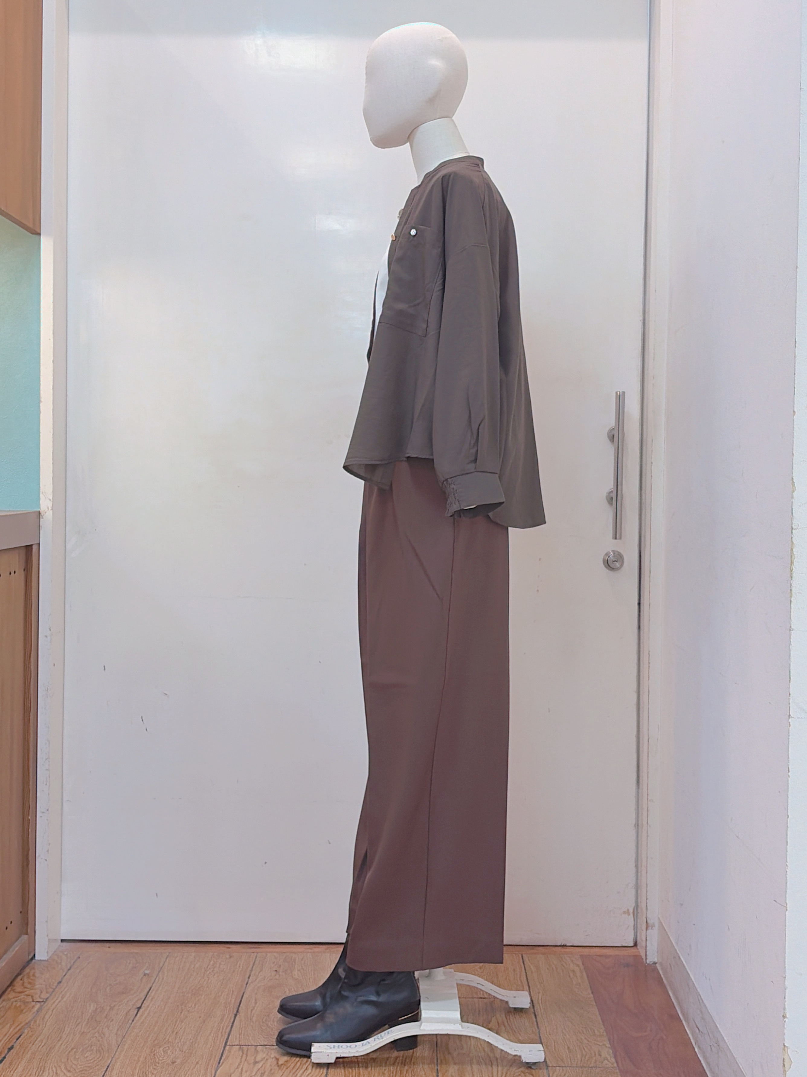 蒼さんの「SHOO･LA･RUE｜【洗濯後しわになりにくい/S-LL】こなれ見え ゆるっと キーネック金ボタンポケットシャツ」を使ったコーディネート