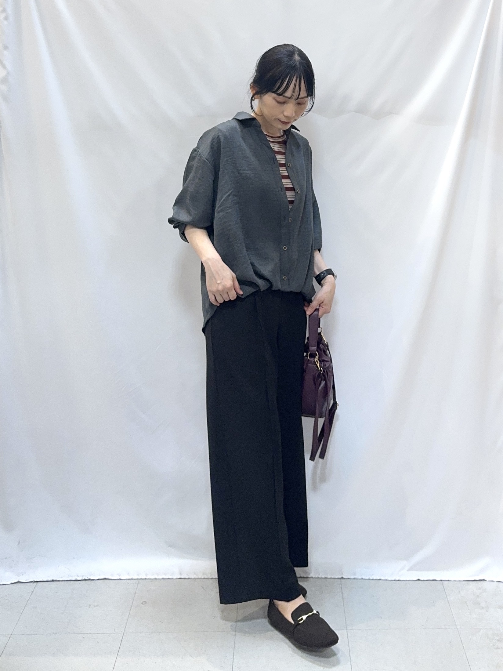 𝐇𝐢𝐫𝐨𝐦𝐢さんの「SHOO･LA･RUE｜【洗濯後しわになりにくい/インしてる風】1枚で着映える裾タックシャツ」を使ったコーディネート