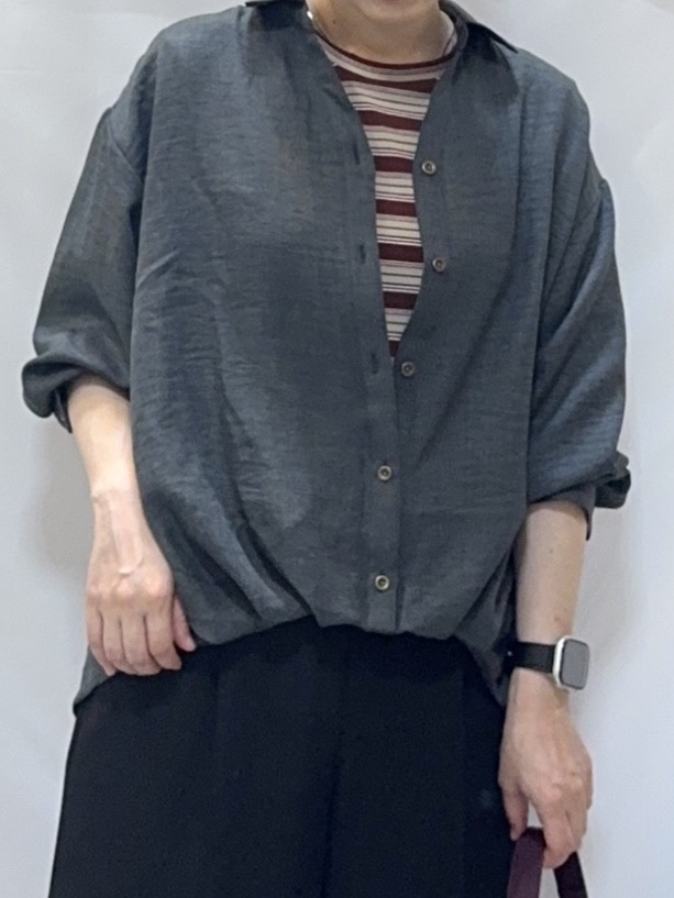 𝐇𝐢𝐫𝐨𝐦𝐢さんの「SHOO･LA･RUE｜【洗濯後しわになりにくい/インしてる風】1枚で着映える裾タックシャツ」を使ったコーディネート