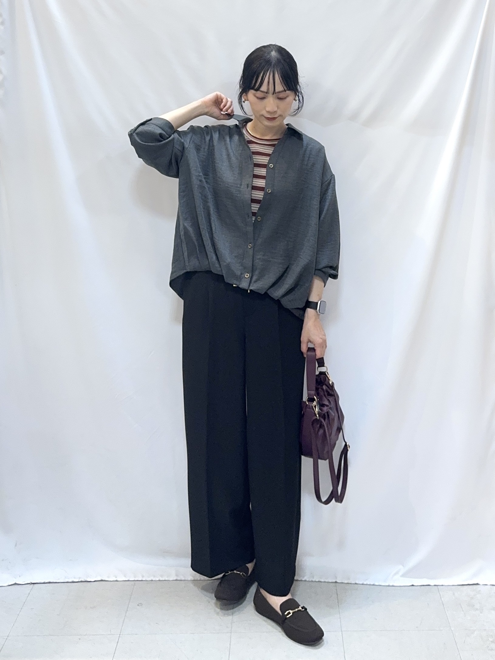 𝐇𝐢𝐫𝐨𝐦𝐢さんの「SHOO･LA･RUE｜【洗濯後しわになりにくい/インしてる風】1枚で着映える裾タックシャツ」を使ったコーディネート