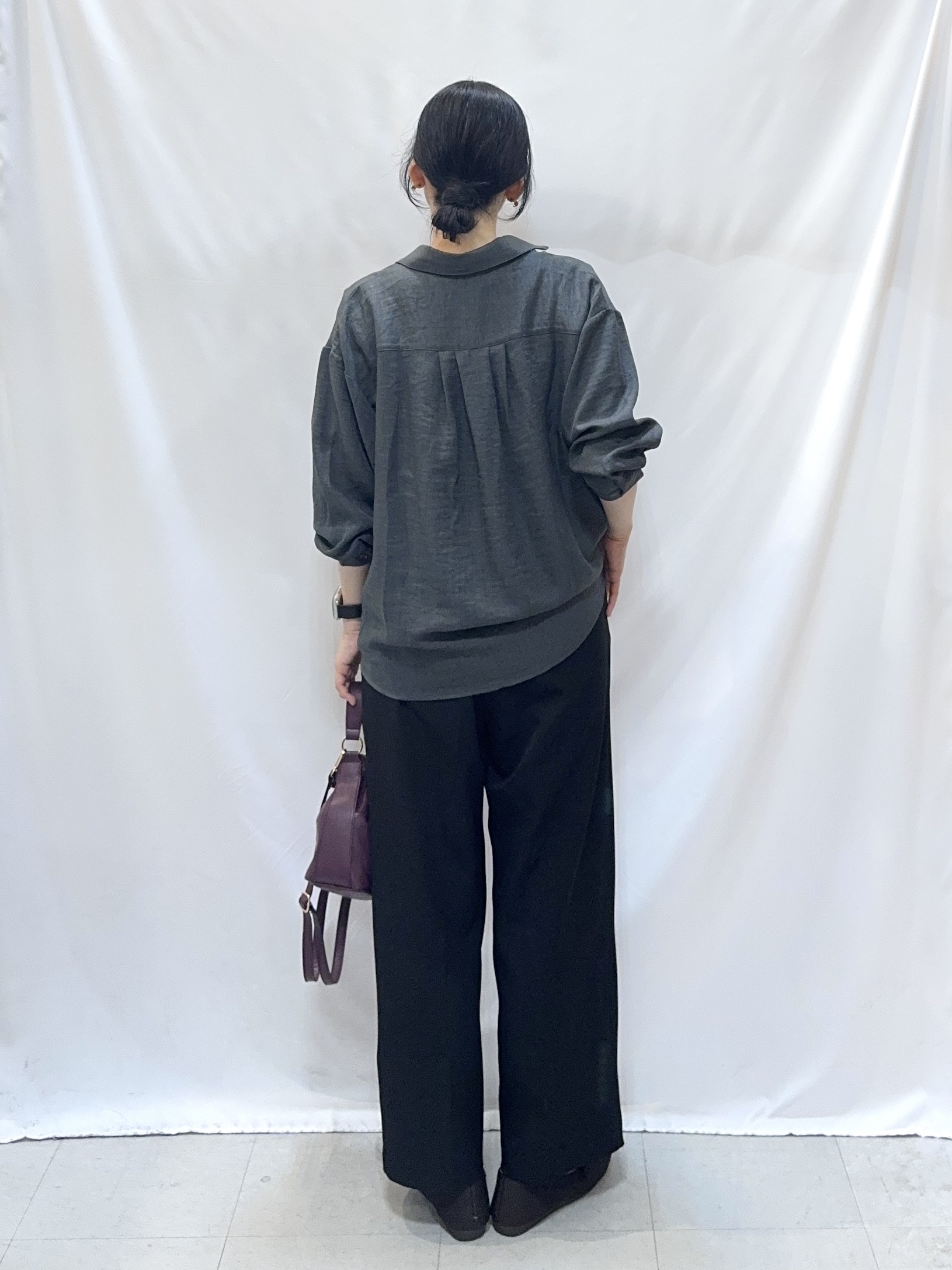 𝐇𝐢𝐫𝐨𝐦𝐢さんの「SHOO･LA･RUE｜【洗濯後しわになりにくい/インしてる風】1枚で着映える裾タックシャツ」を使ったコーディネート
