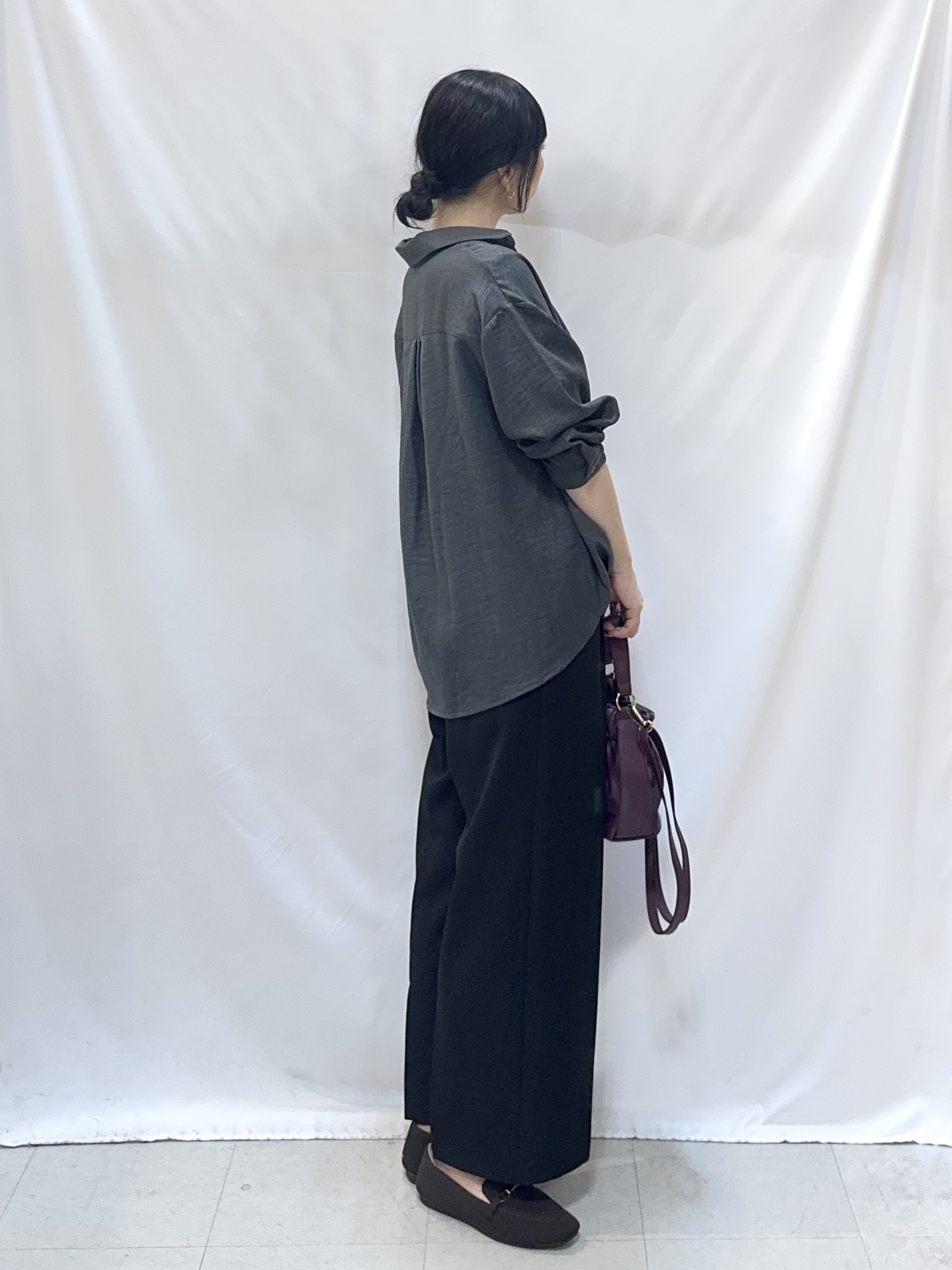𝐇𝐢𝐫𝐨𝐦𝐢さんの「SHOO･LA･RUE｜【洗濯後しわになりにくい/インしてる風】1枚で着映える裾タックシャツ」を使ったコーディネート