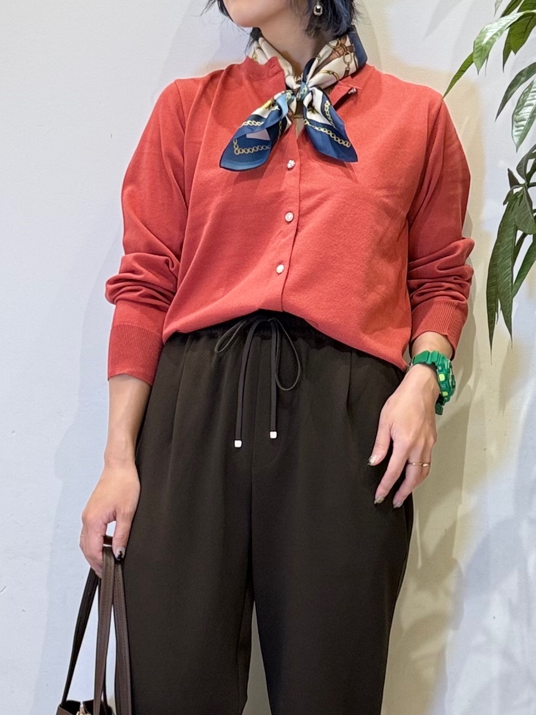 misakiさんの「SHOO･LA･RUE｜【洗濯機可/S-LL】マルチボタンが品よく映えるカーディガン」を使ったコーディネート