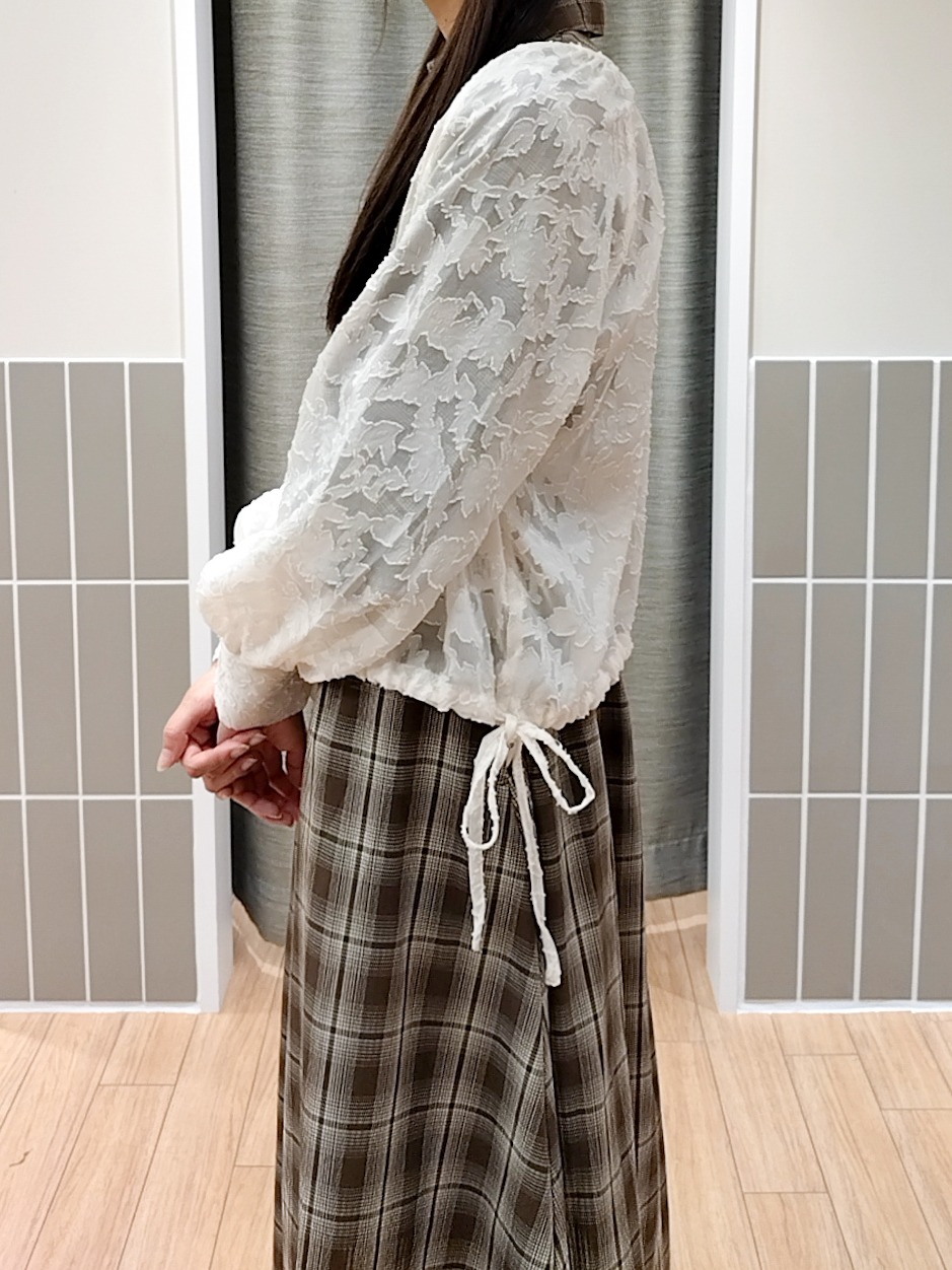 reiaさんの「grove｜上品に華やぐ シアージャカードブラウス」を使ったコーディネート