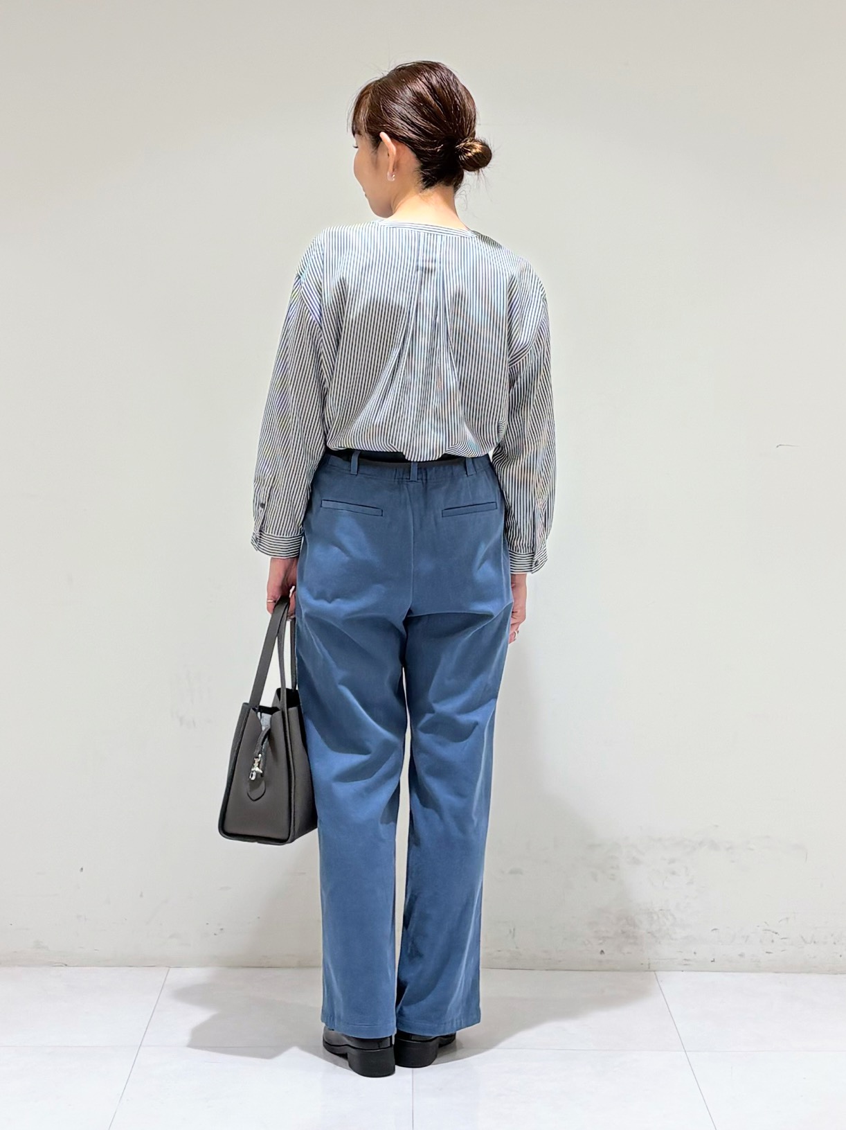 tsuyuさんの「INDIVI｜【合皮／ショルダー付】メタルデザイン ミドルバッグ」を使ったコーディネート