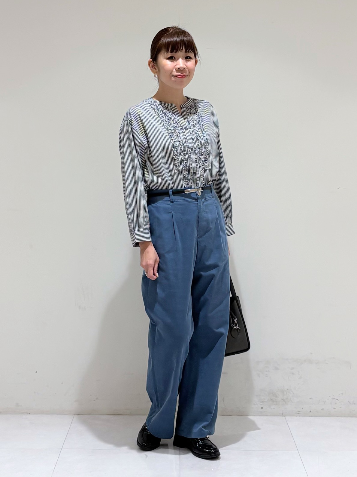 tsuyuさんの「INDIVI｜【合皮／ショルダー付】メタルデザイン ミドルバッグ」を使ったコーディネート