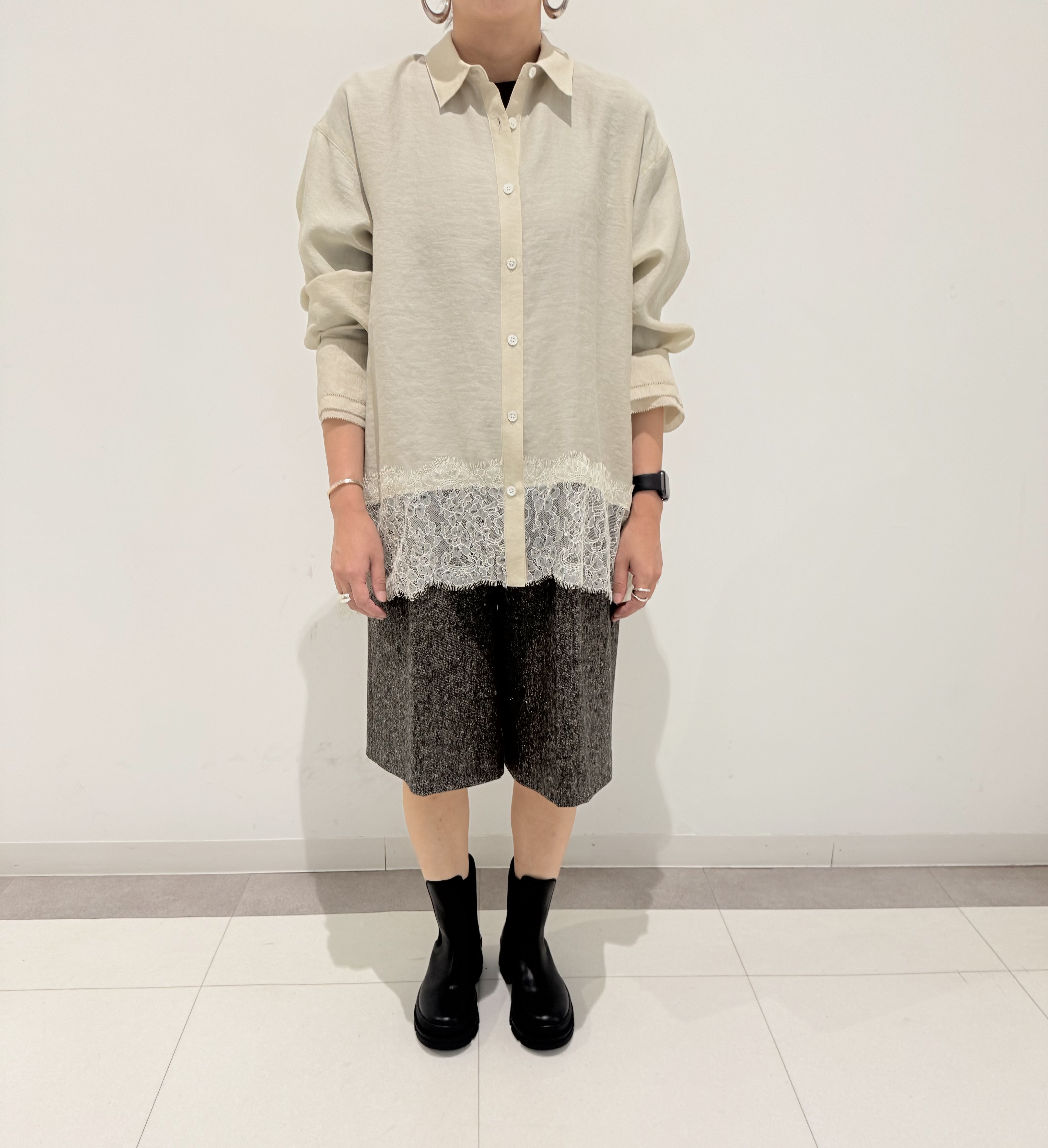 MIYAKAWAさんの「DRESSTERIOR｜ヴィンテージライク レーストリムシャツ」を使ったコーディネート