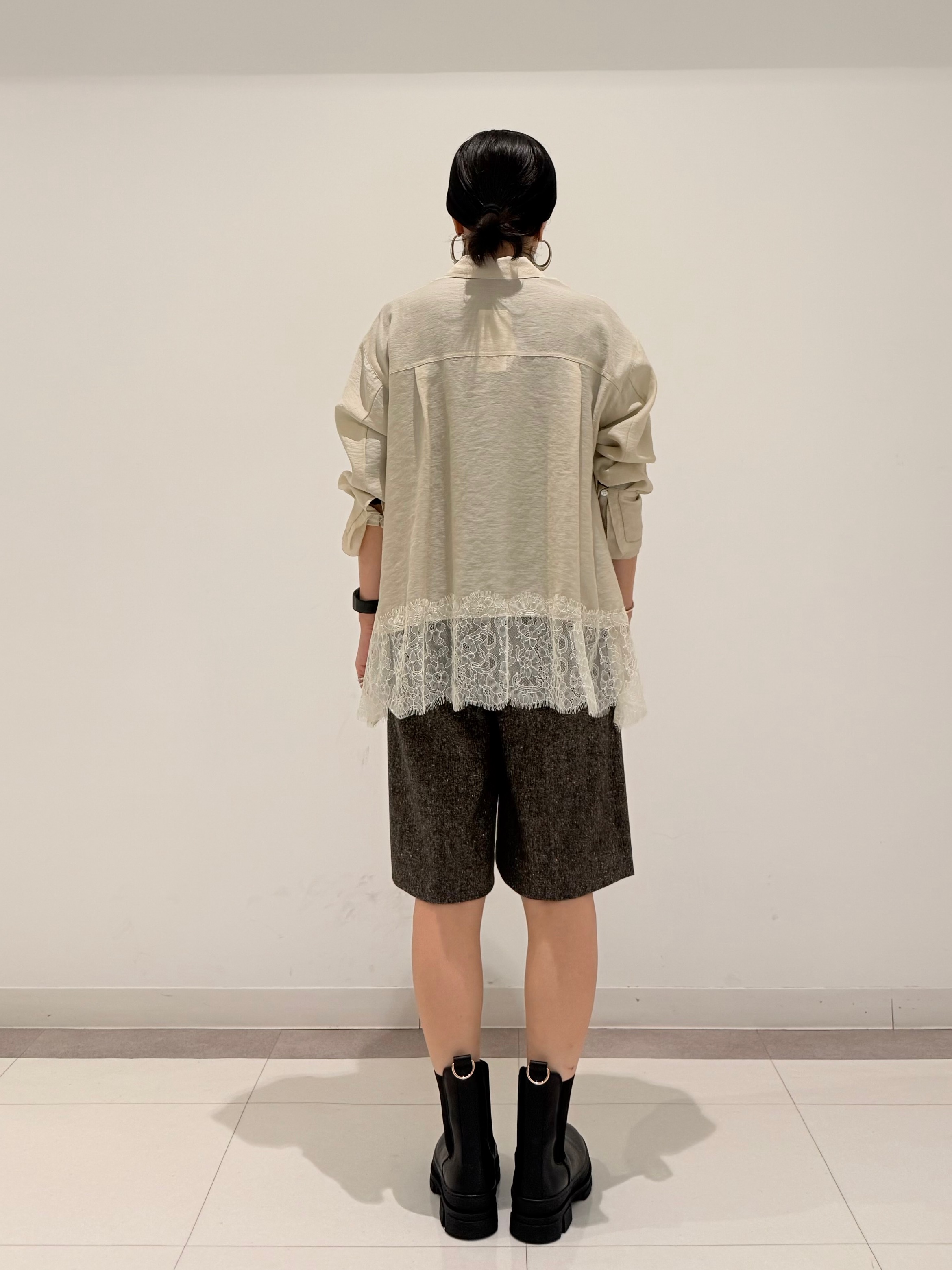 MIYAKAWAさんの「DRESSTERIOR｜ヴィンテージライク レーストリムシャツ」を使ったコーディネート