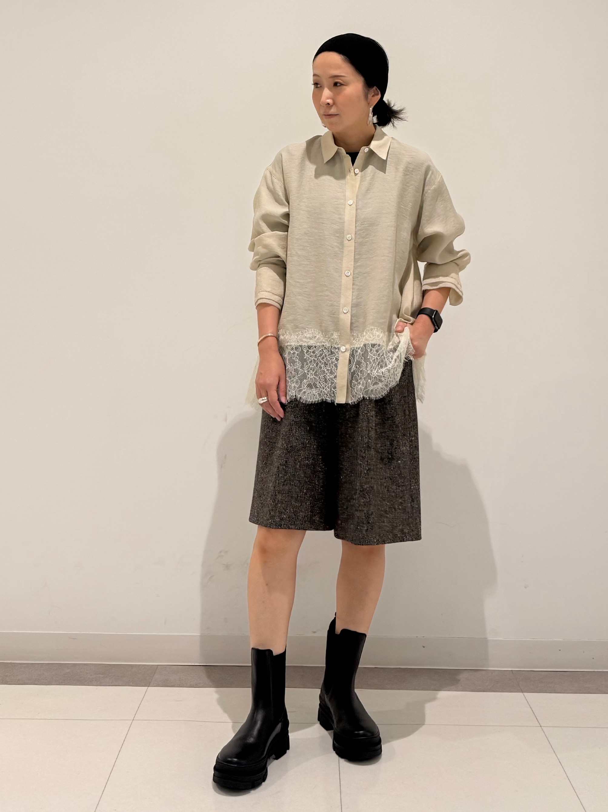 MIYAKAWAさんの「DRESSTERIOR｜ヴィンテージライク レーストリムシャツ」を使ったコーディネート