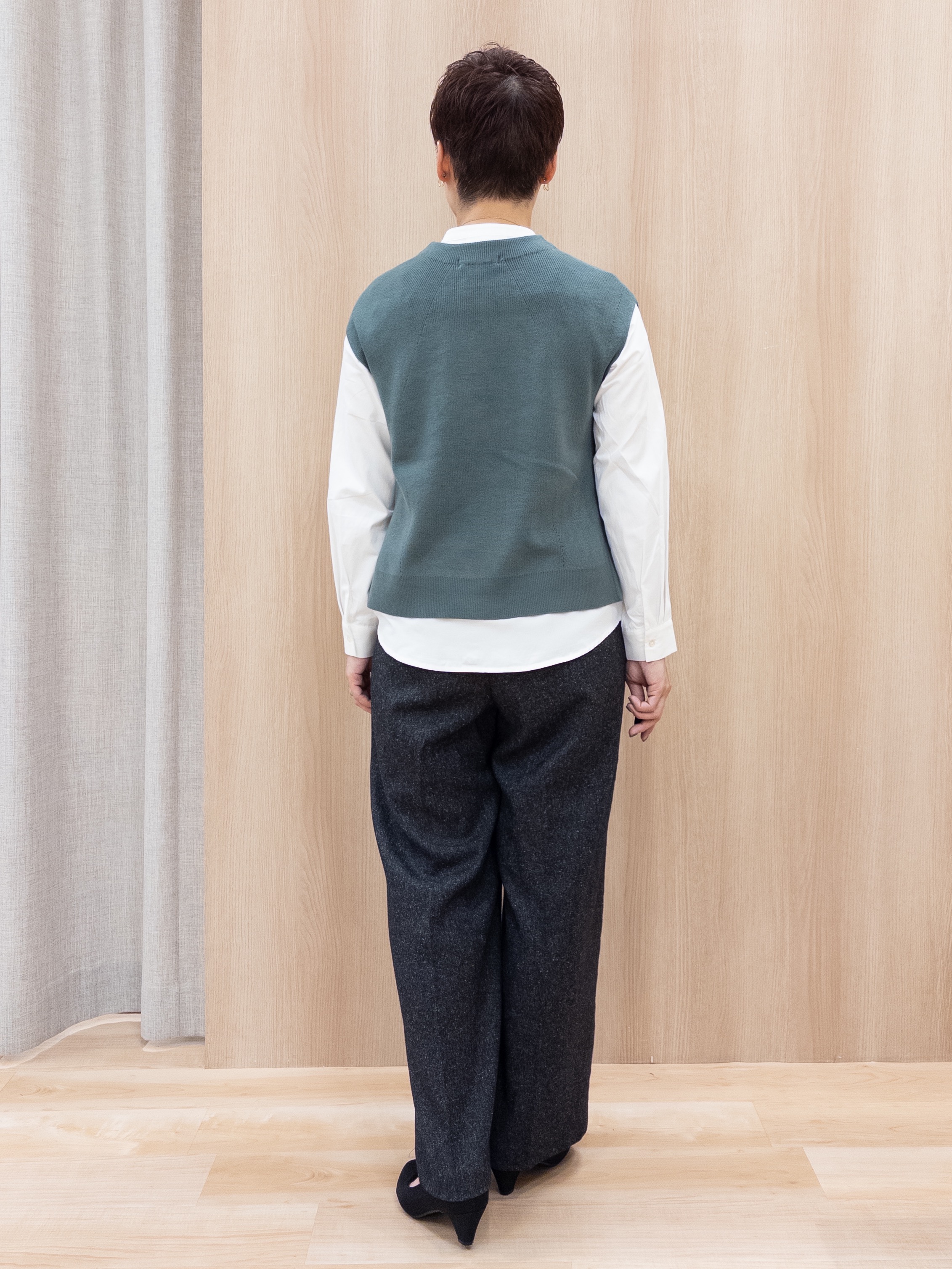 シュウコさんの「grove｜【時短・着回し】ニットベスト&times;シャツSET」を使ったコーディネート