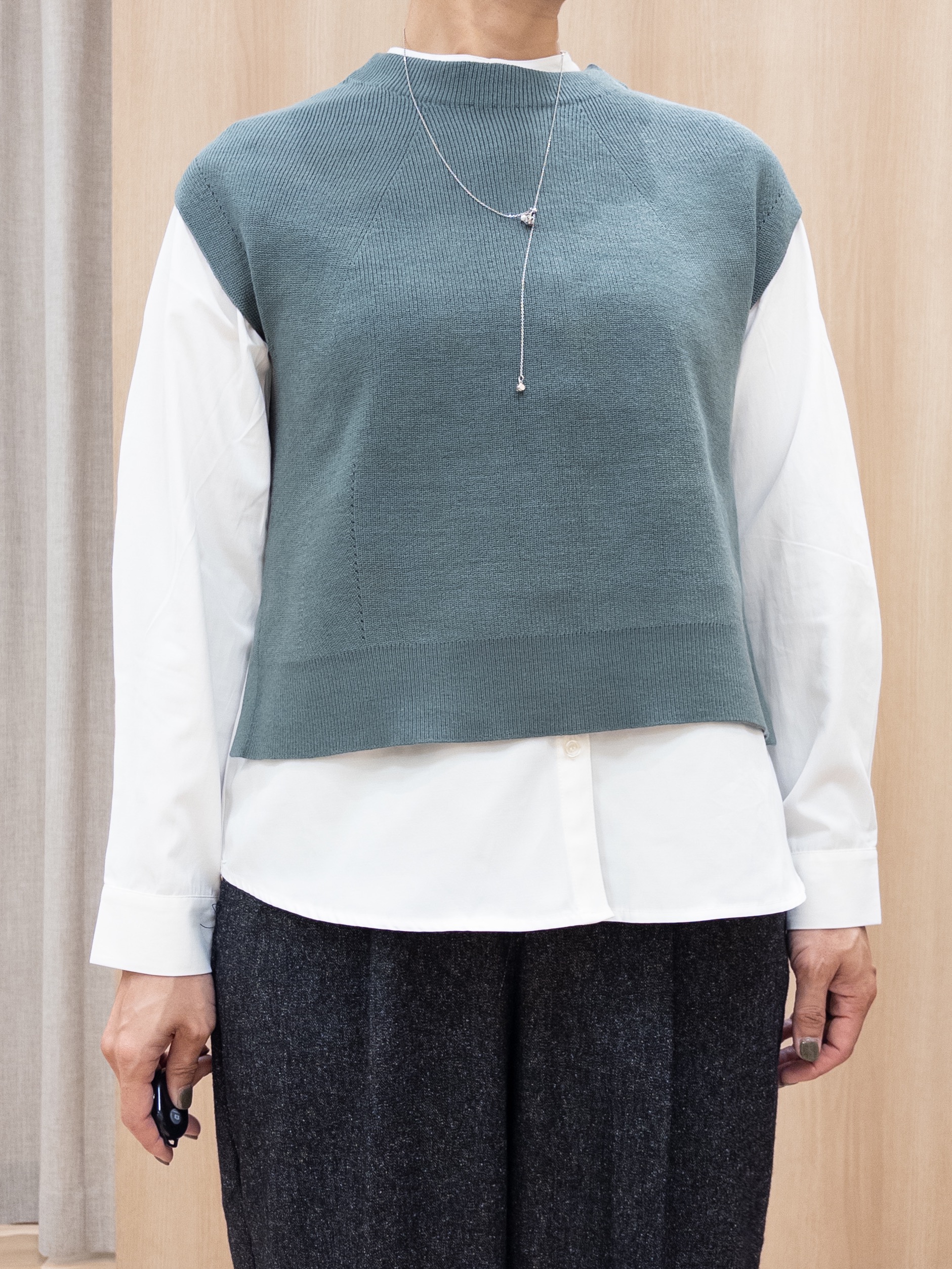 シュウコさんの「grove｜【時短・着回し】ニットベスト&times;シャツSET」を使ったコーディネート