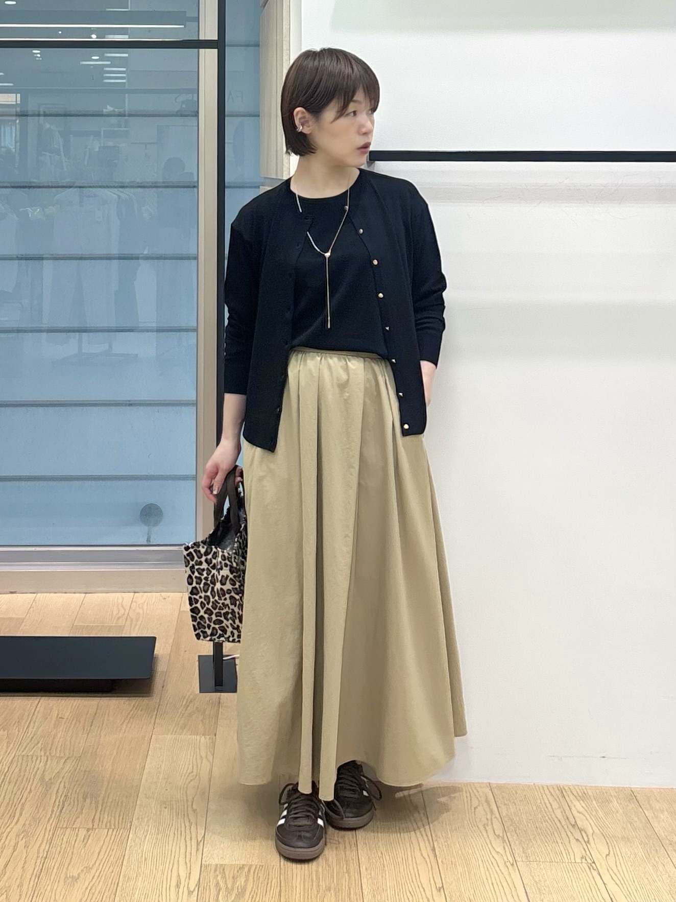 asamiさんの「INDIVI｜【2点セット】5分袖ニット＆カーディガン きれいめアンサンブルニット」を使ったコーディネート