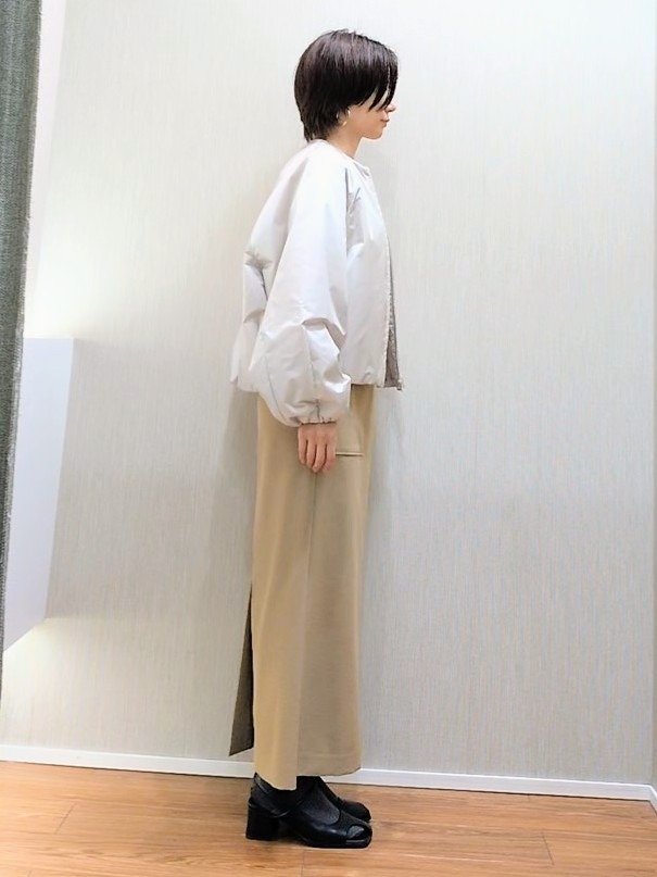 ミズタさんの「UNTITLED｜【楽にきれい見え/体型カバー】パフスリーブジャージトップス」を使ったコーディネート