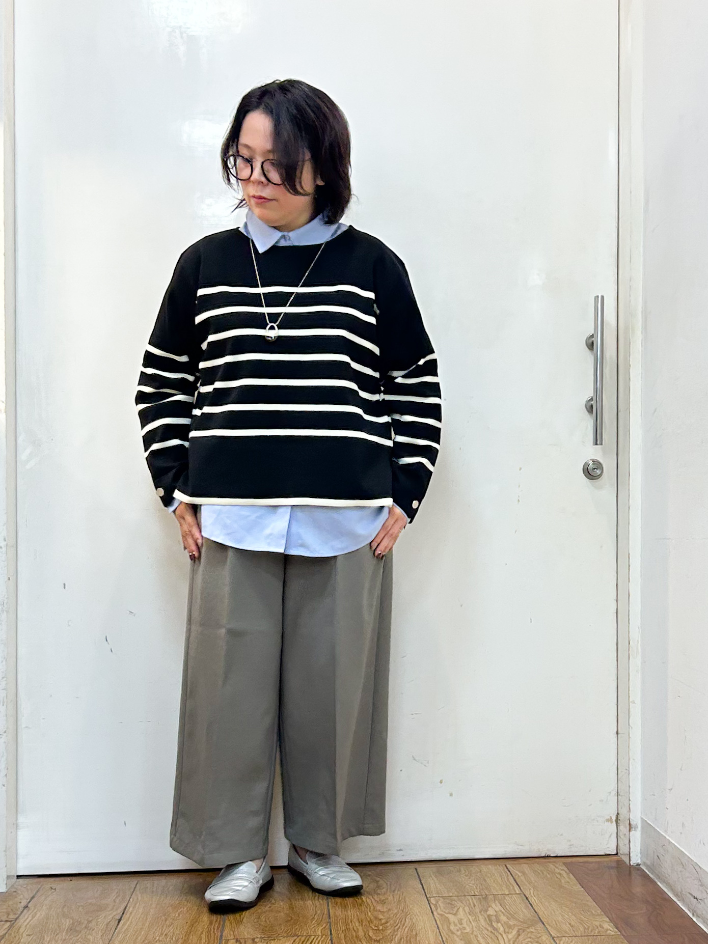 haruさんの「SHOO･LA･RUE｜【洗濯機可/S-LL】抜け感ある着こなしに 金ボタン付き スポンディッシュ クルーネックニット」を使ったコーディネート