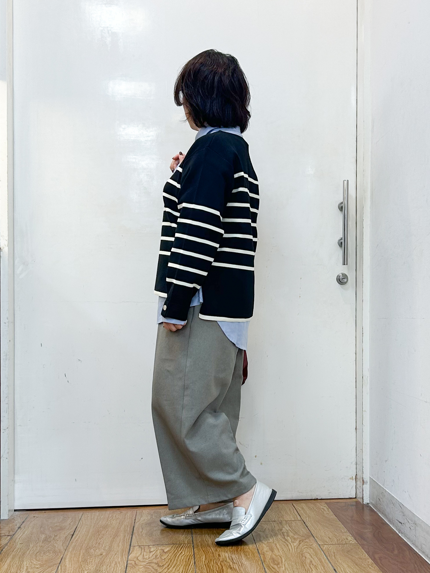 haruさんの「SHOO･LA･RUE｜【洗濯機可/S-LL】抜け感ある着こなしに 金ボタン付き スポンディッシュ クルーネックニット」を使ったコーディネート