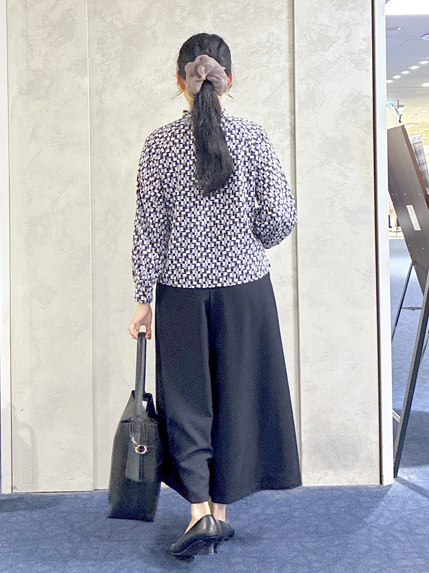  beni_gingerさんの「Reflect｜【SS-4Lサイズ／セットアップ】幾何柄プリント ボウタイデザインブラウス」を使ったコーディネート
