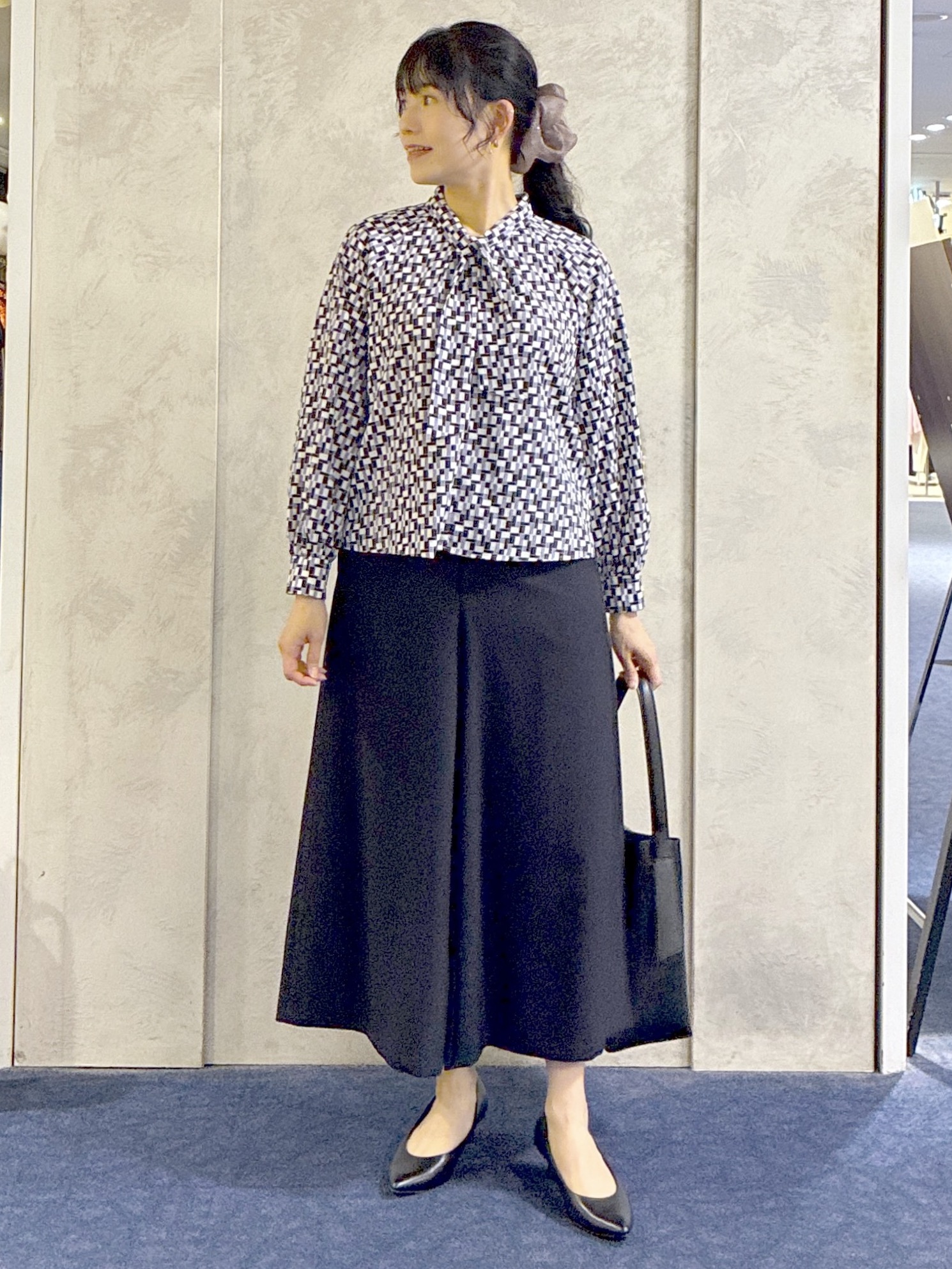  beni_gingerさんの「Reflect｜【SS-4Lサイズ／セットアップ】幾何柄プリント ボウタイデザインブラウス」を使ったコーディネート