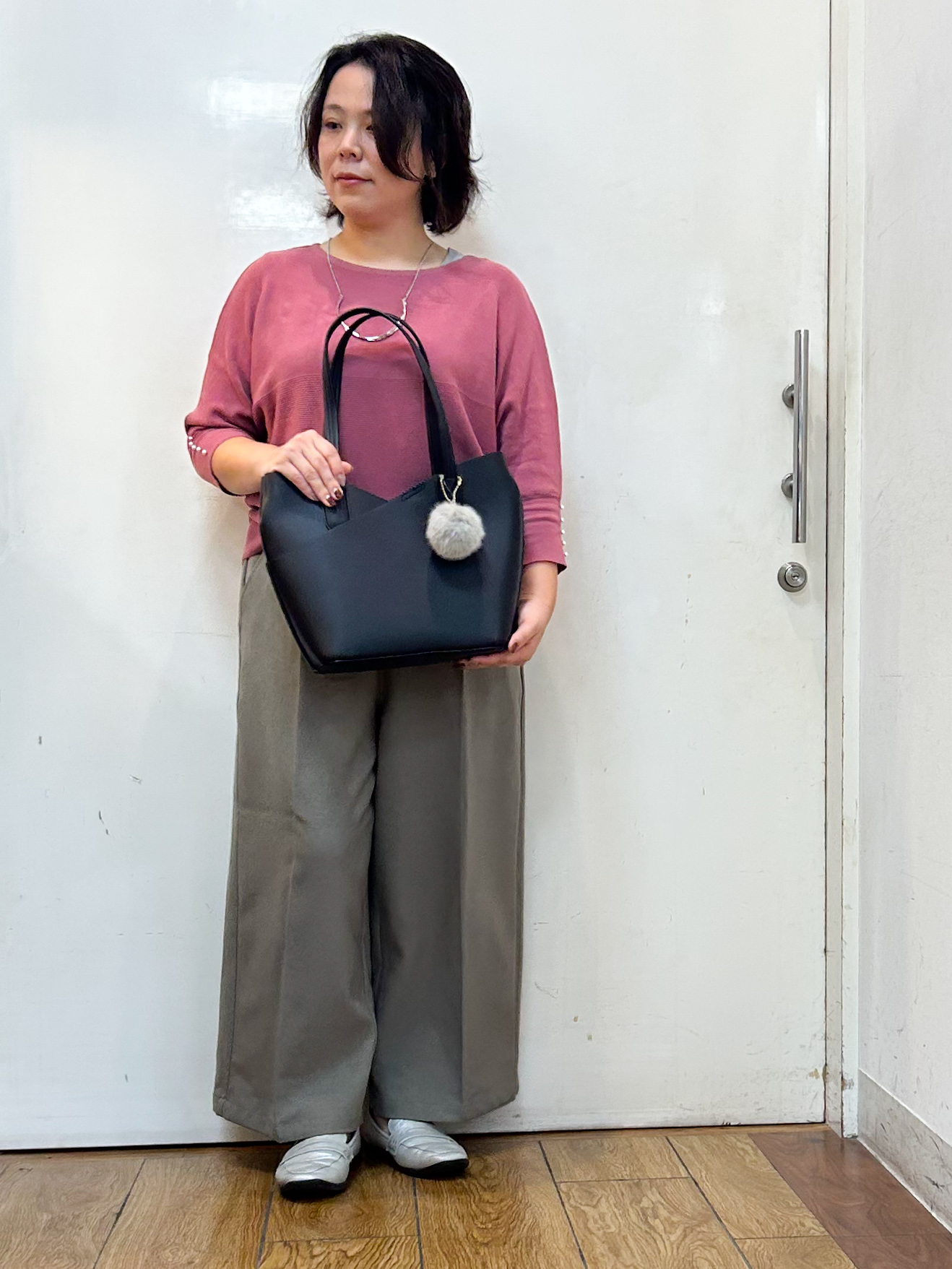 haruさんの「SHOO･LA･RUE｜【毛玉になりにくい】パール調ボタンが女性らしさをプラス ガーター切替 7分袖ドルマンニット」を使ったコーディネート