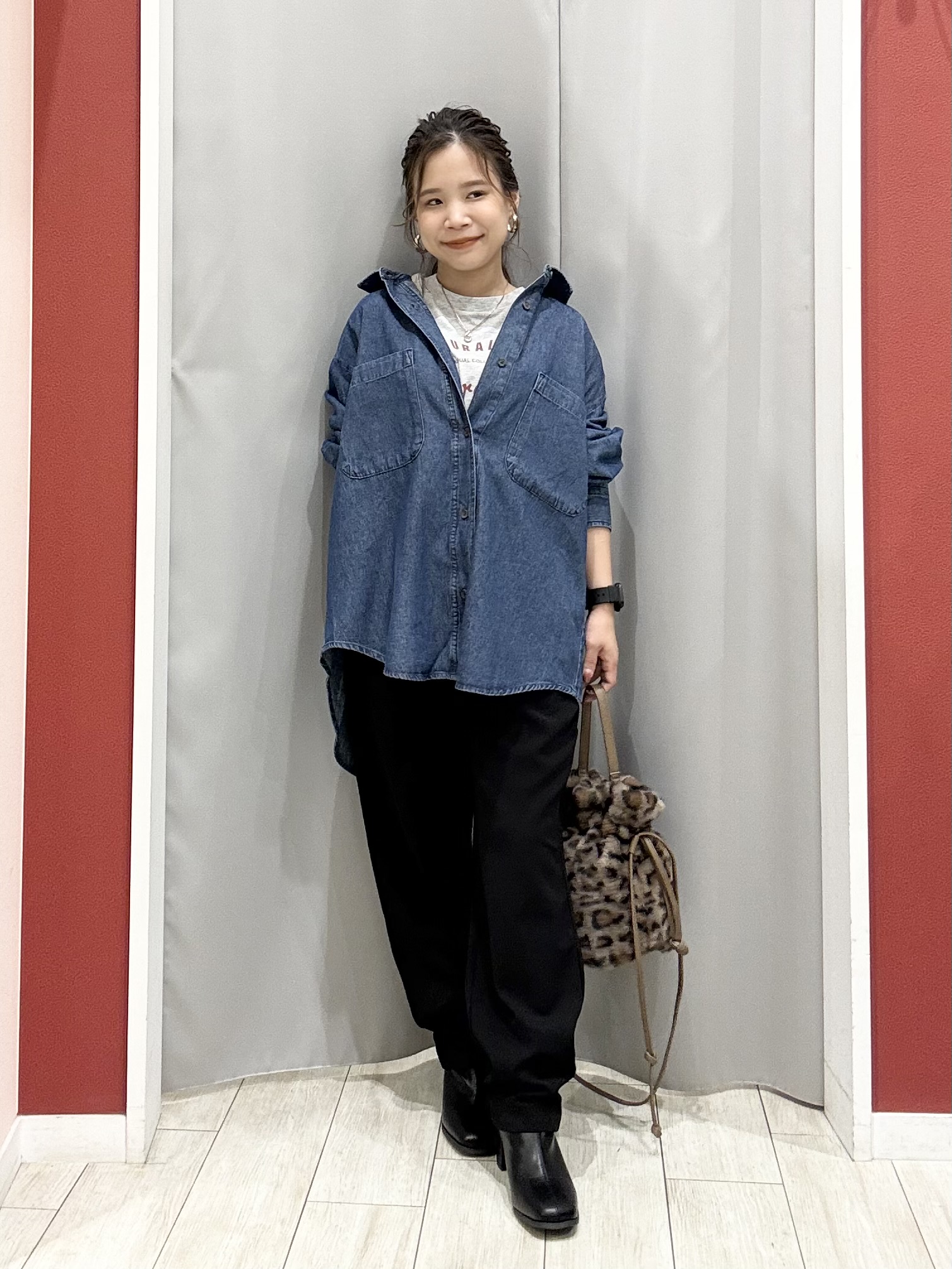 shioさんの「SHOO･LA･RUE｜【S-LL/洗濯機可/体型カバー】ライトオンスデニム ダブルポケット オーバーサイズシャツ」を使ったコーディネート