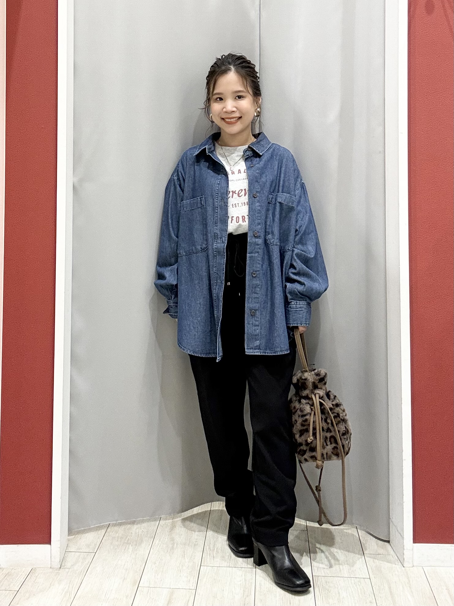 shioさんの「SHOO･LA･RUE｜【S-LL/洗濯機可/体型カバー】ライトオンスデニム ダブルポケット オーバーサイズシャツ」を使ったコーディネート