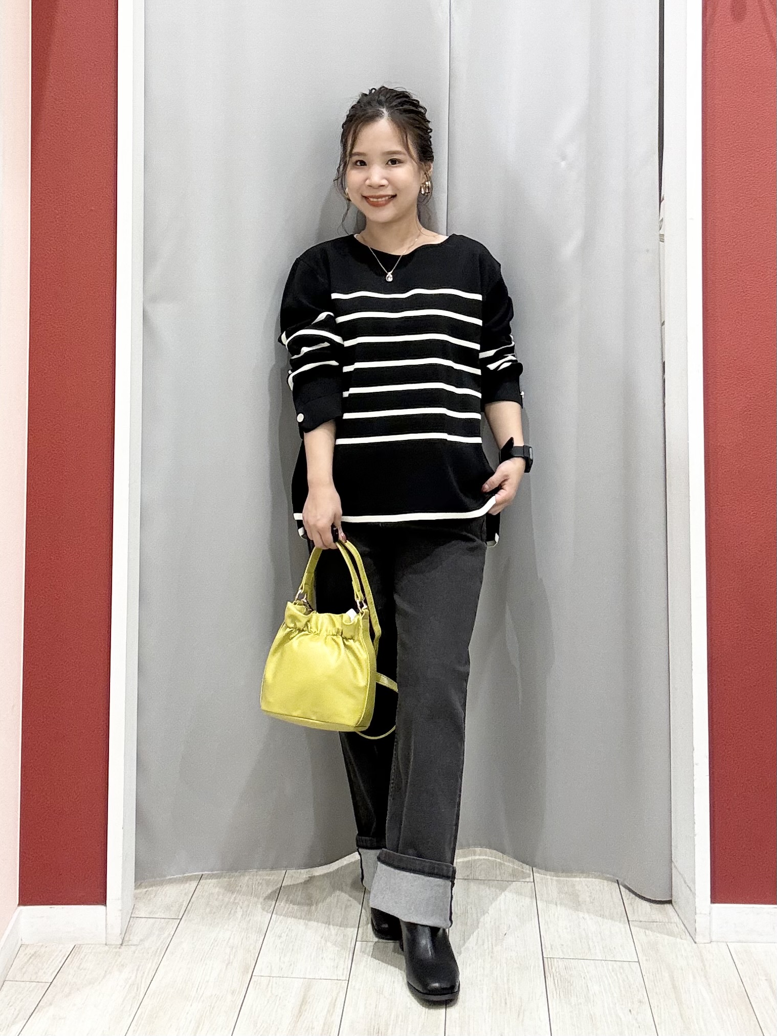 shioさんの「SHOO･LA･RUE｜【洗濯機可/S-LL】抜け感ある着こなしに 金ボタン付き スポンディッシュ クルーネックニット」を使ったコーディネート