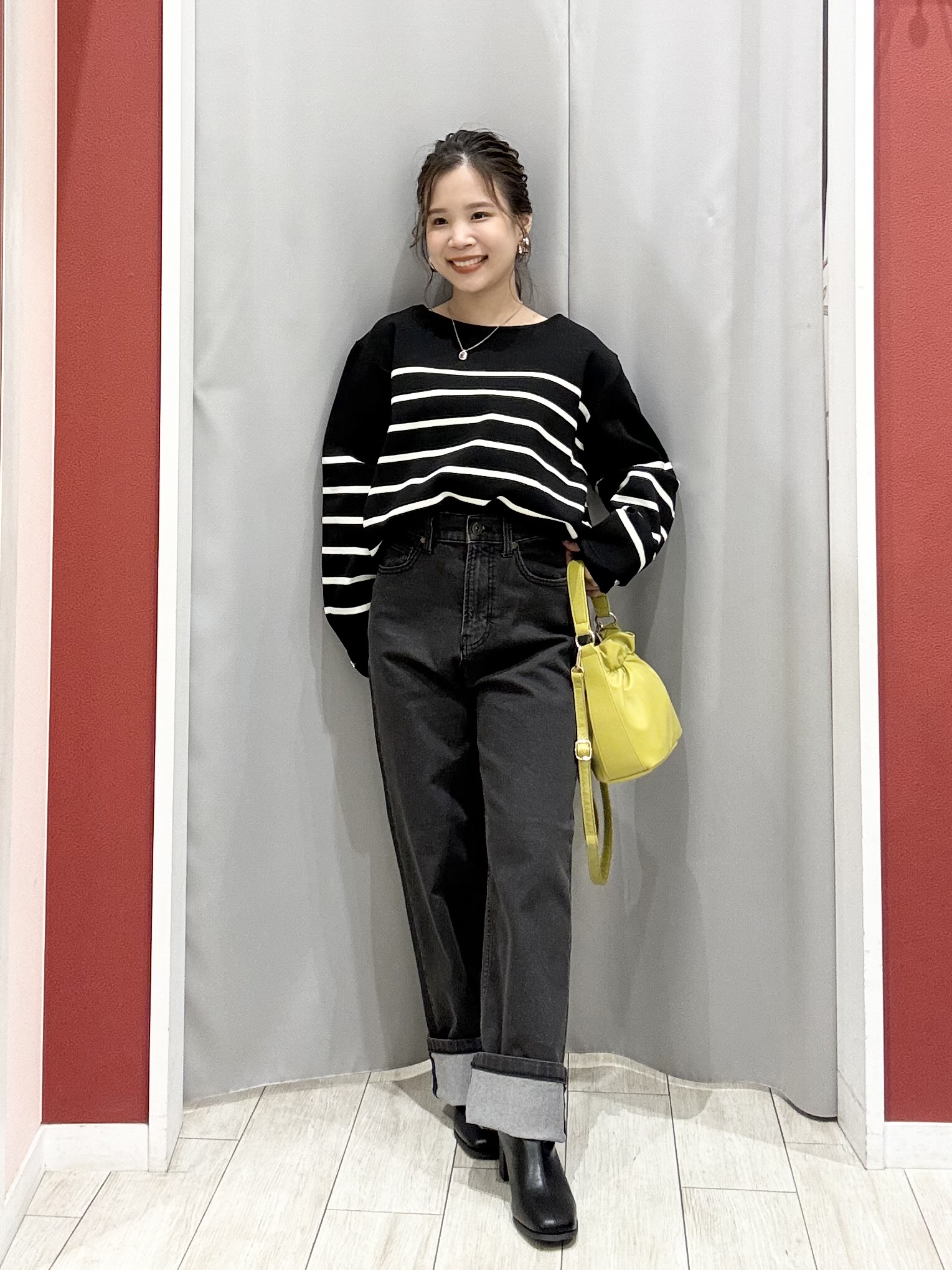 shioさんの「SHOO･LA･RUE｜【洗濯機可/S-LL】抜け感ある着こなしに 金ボタン付き スポンディッシュ クルーネックニット」を使ったコーディネート