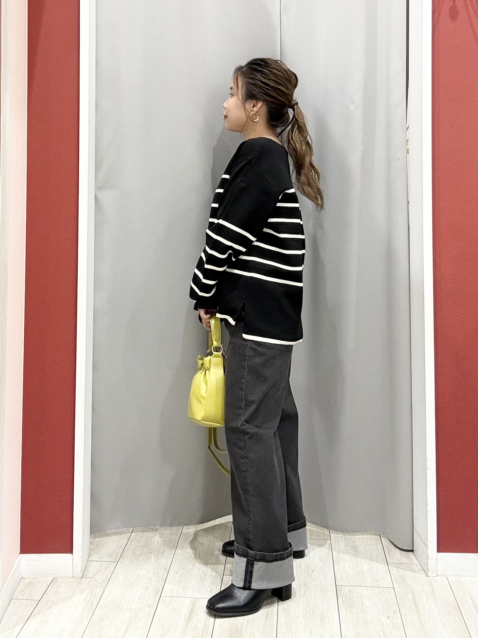 shioさんの「SHOO･LA･RUE｜【洗濯機可/S-LL】抜け感ある着こなしに 金ボタン付き スポンディッシュ クルーネックニット」を使ったコーディネート