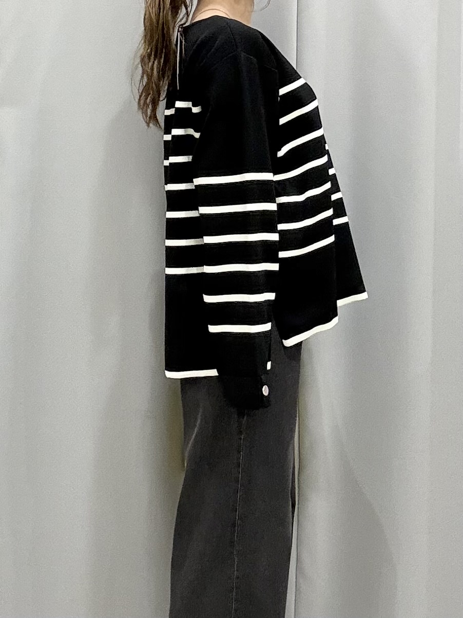 shioさんの「SHOO･LA･RUE｜【洗濯機可/S-LL】抜け感ある着こなしに 金ボタン付き スポンディッシュ クルーネックニット」を使ったコーディネート