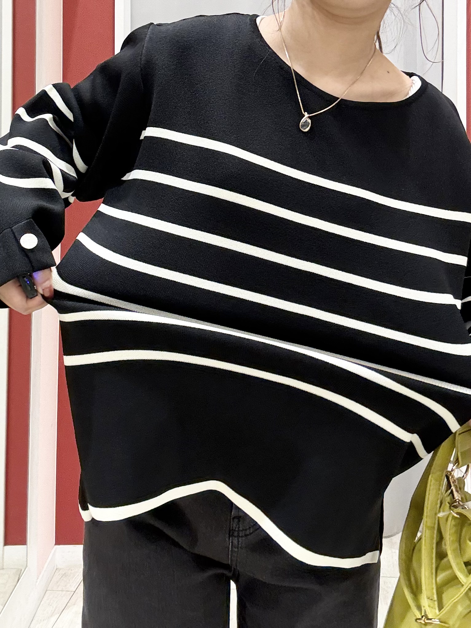 shioさんの「SHOO･LA･RUE｜【洗濯機可/S-LL】抜け感ある着こなしに 金ボタン付き スポンディッシュ クルーネックニット」を使ったコーディネート