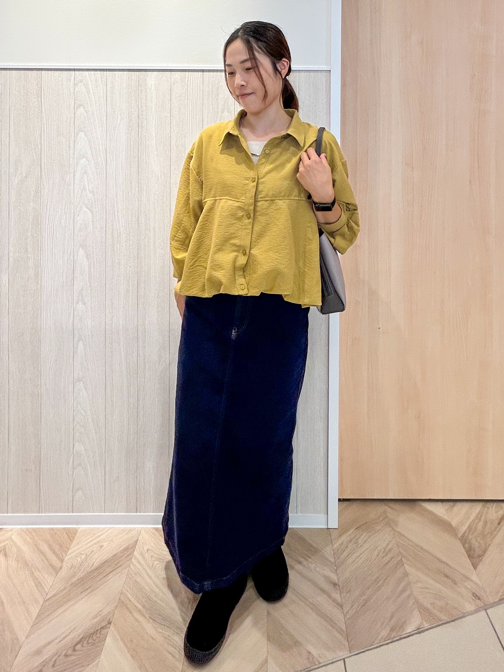 tomoさんの「SHOO･LA･RUE｜【S-LL/洗濯機可】インせず即こなれる 裾バルーンシャツ」を使ったコーディネート