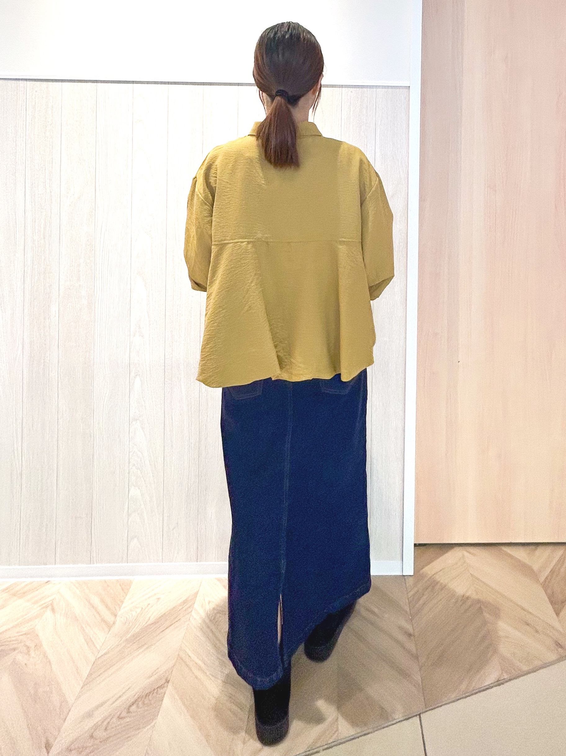 tomoさんの「SHOO･LA･RUE｜【S-LL/洗濯機可】インせず即こなれる 裾バルーンシャツ」を使ったコーディネート