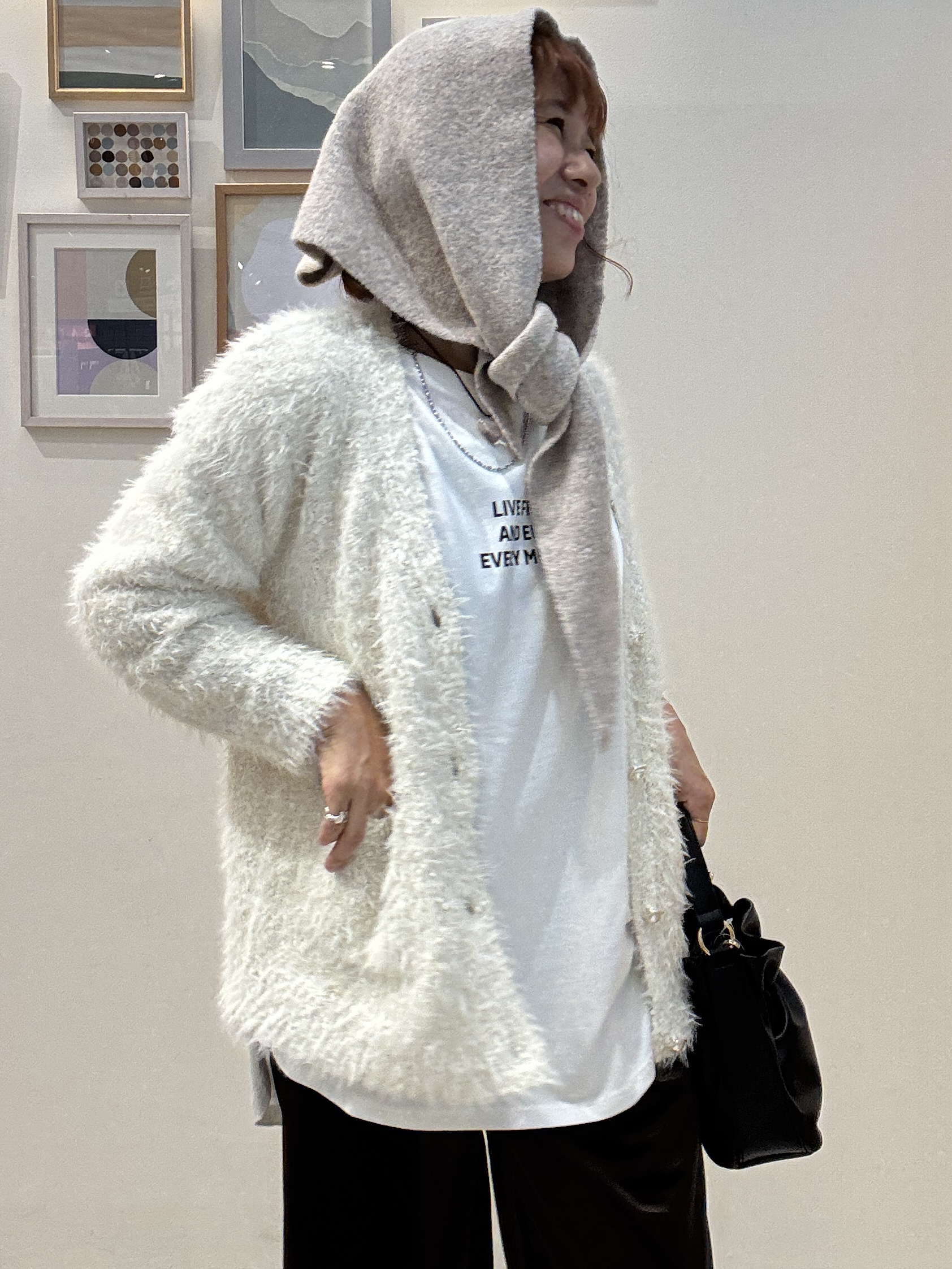 たけぴさんの「SHOO･LA･RUE｜【洗濯機可】ふわふわフェザーⅤネックカーディガン」を使ったコーディネート