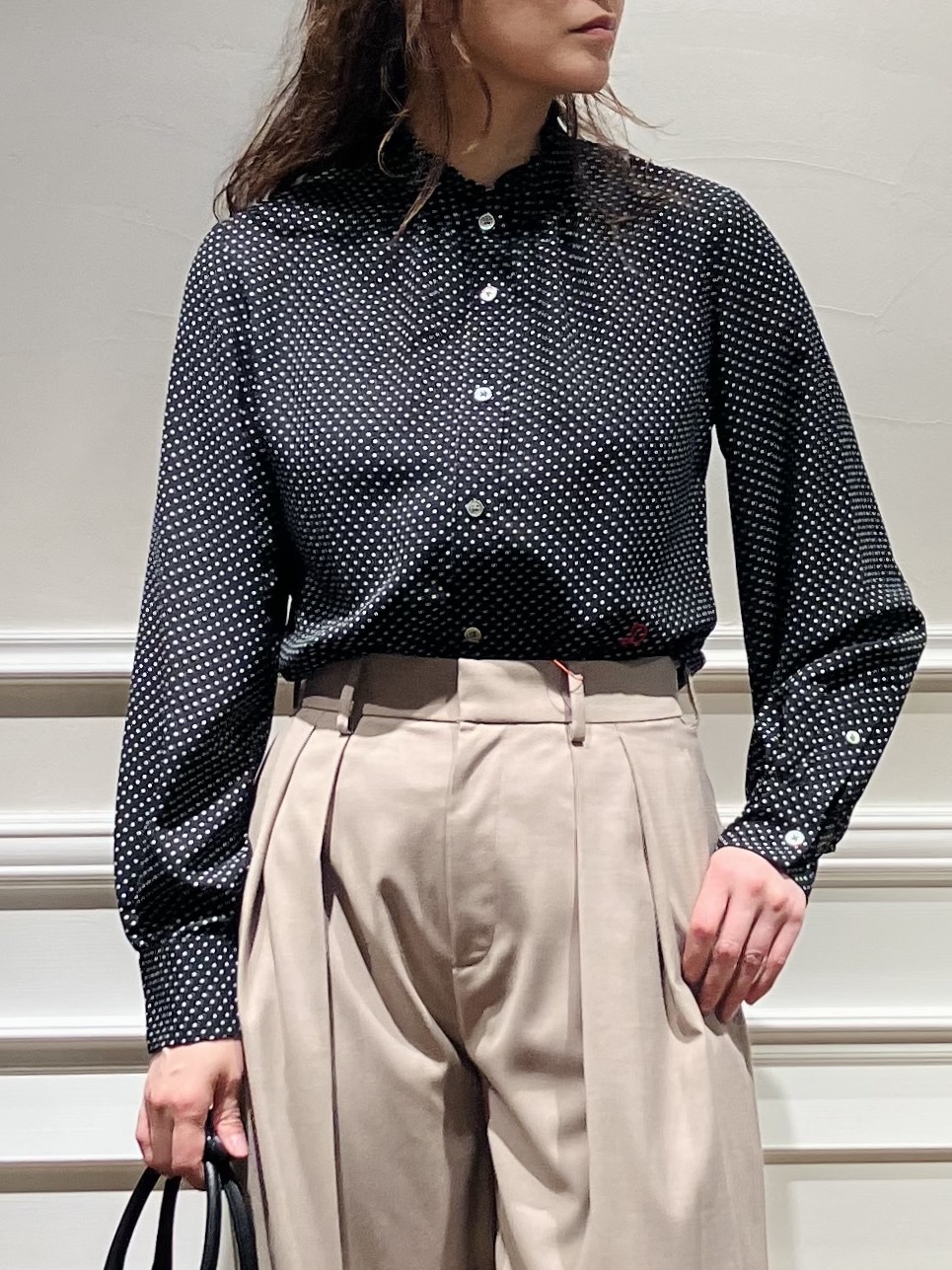 TSUKUIさんの「DRESSTERIOR｜スタンドフリル ドットシャツ」を使ったコーディネート